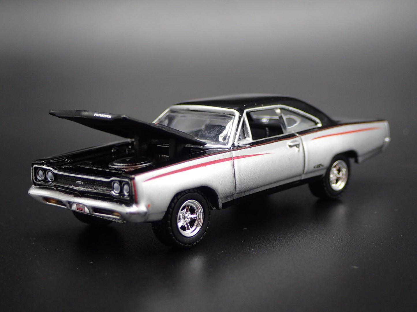 1968 68 PLYMOUTH GTX SILVER 1:64 SCALE COLLECTIBLE DIORAMA DIECAST MODEL CAR