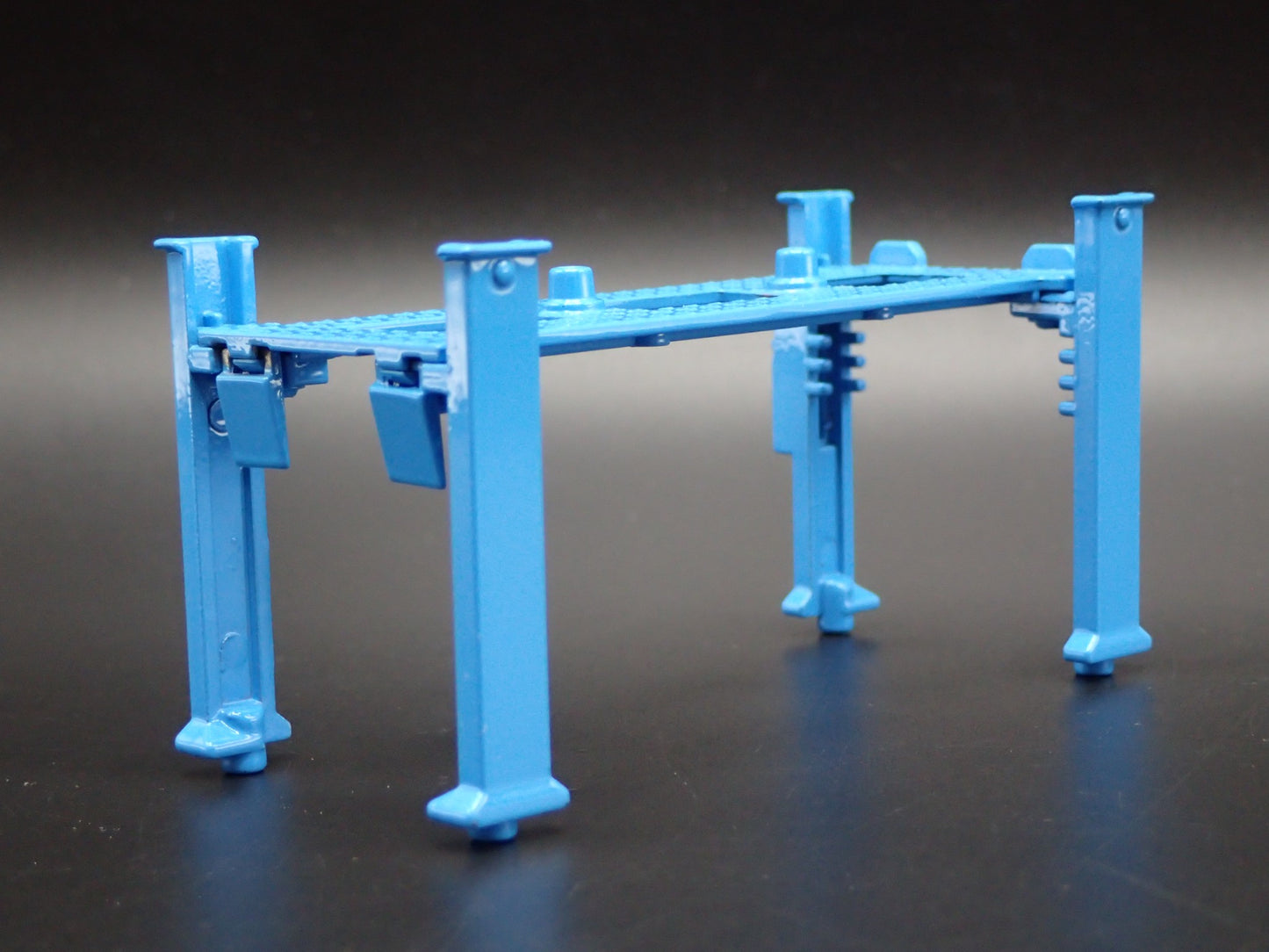 DODGE A100 1:64 SCALE AUTO SHOP MECHANIC GARAGE 4 POST CAR LIFT DIECAST MODEL