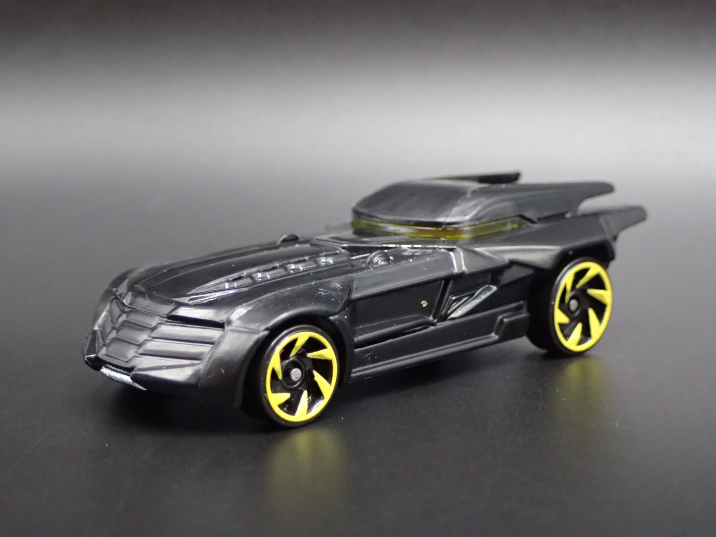 THE BATMAN BATMOBILE BLACK RARE 1:64 SCALE COLLECTIBLE DIORAMA DIECAST MODEL CAR