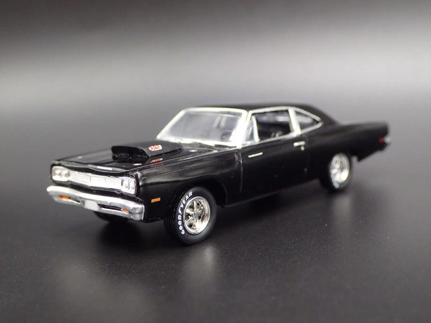1969 69 PLYMOUTH ROAD RUNNER 440 6-PACK 1:64 SCALE COLLECTIBLE DIECAST MODEL CAR