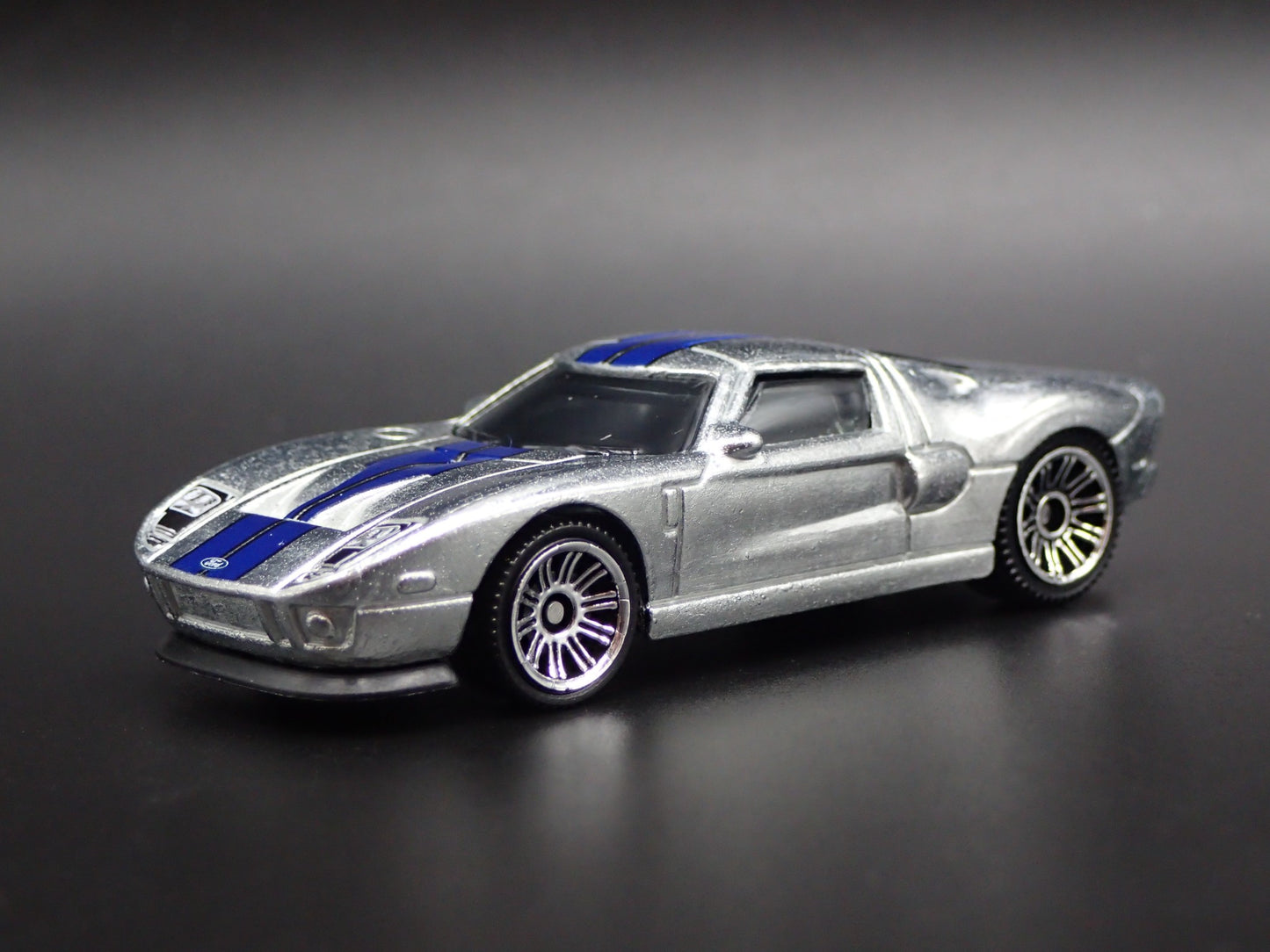 2005-2006 FORD GT SILVER 1:64 SCALE COLLECTIBLE DIORAMA DIECAST MODEL CAR
