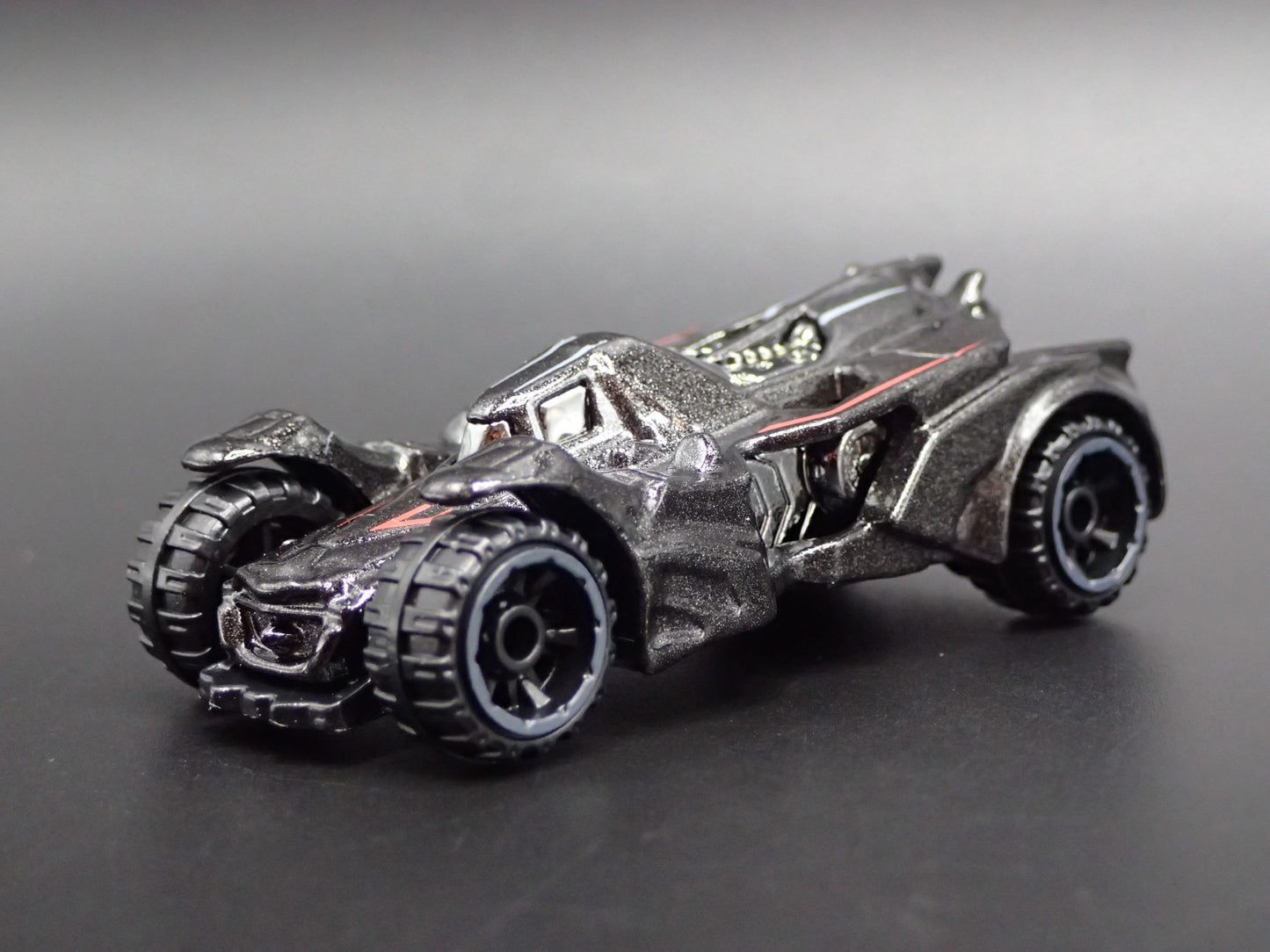 BATMAN ARKHAM KNIGHT BATMOBILE 1:64 SCALE COLLECTIBLE DIORAMA DIECAST MODEL CAR