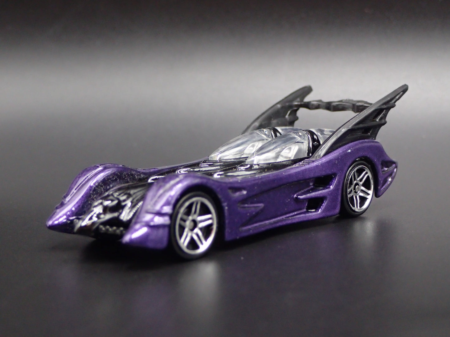 BATMAN BATMOBILE RARE 1:64 SCALE COLLECTIBLE DIORAMA DIECAST MODEL CAR