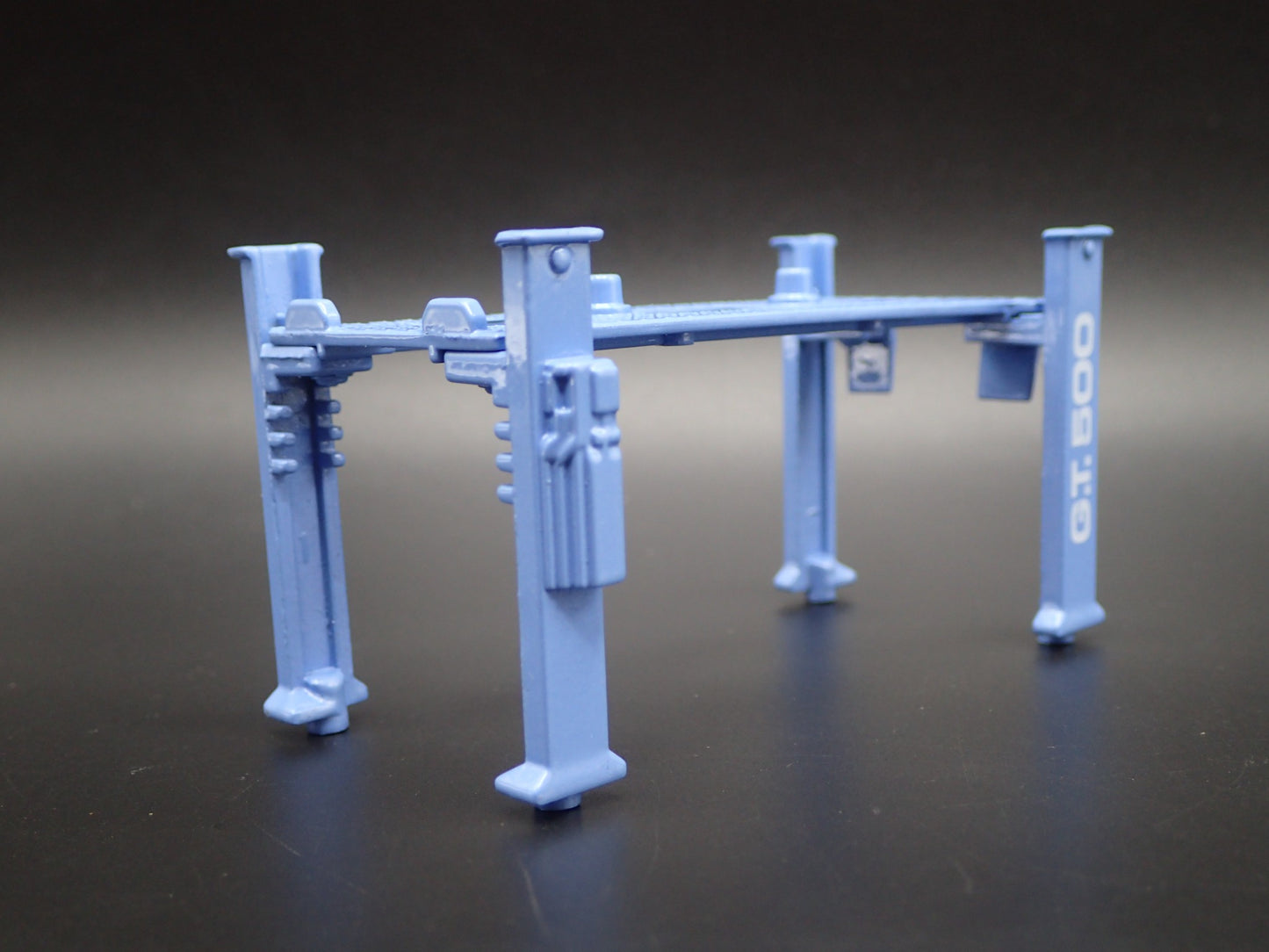 SHELBY GT500 1:64 SCALE AUTO SHOP MECHANIC GARAGE 4 POST CAR LIFT DIORAMA MODEL