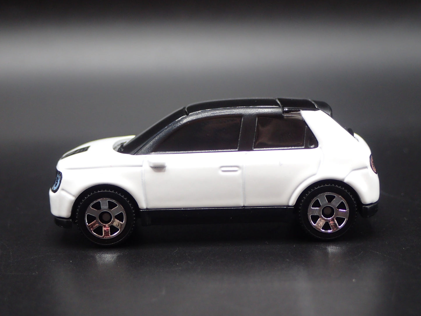 2020-2024 HONDA E ELECTRIC CAR 1:64 SCALE COLLECTIBLE DIORAMA DIECAST MODEL CAR