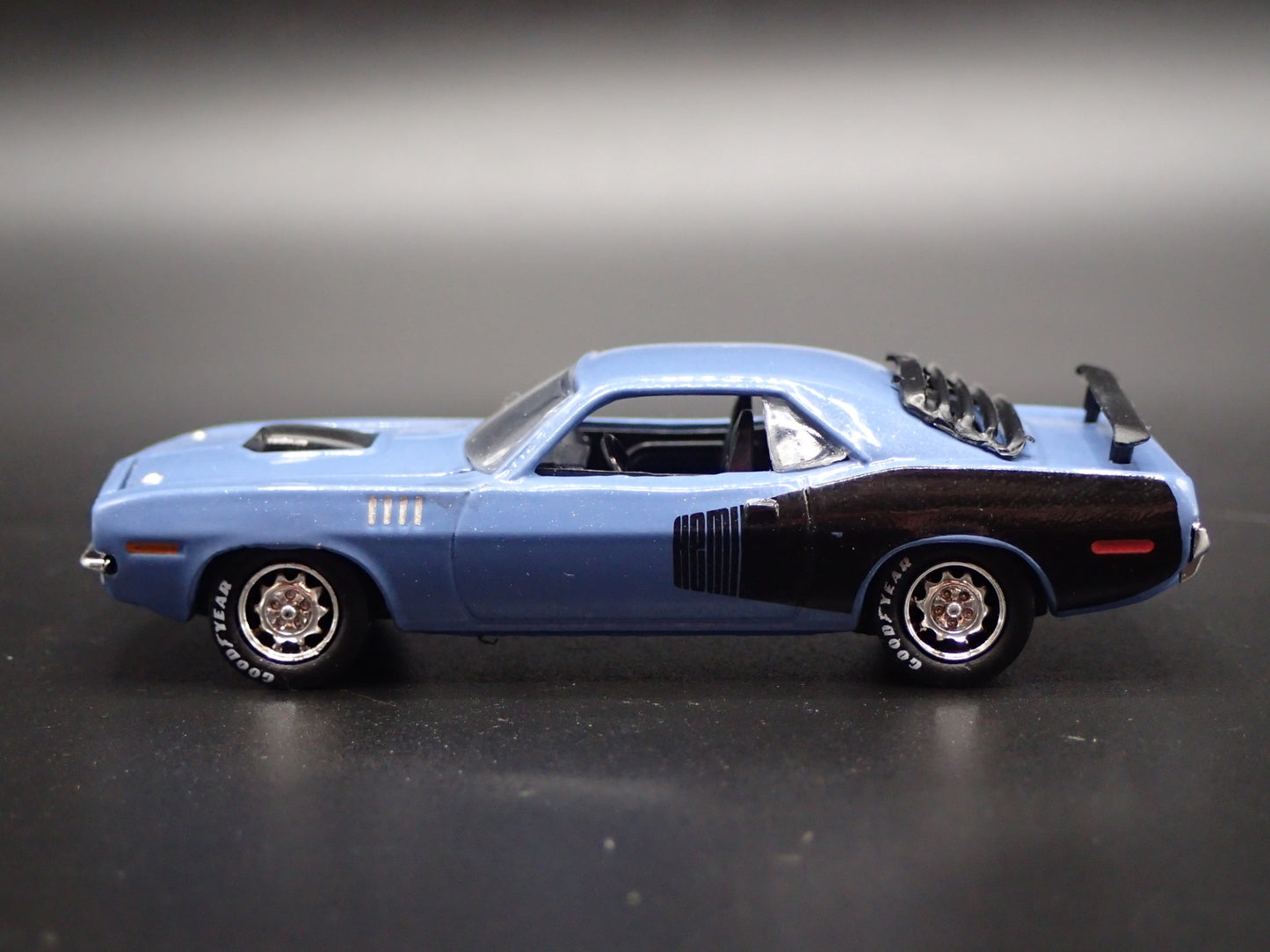 1971 71 PLYMOUTH HEMI CUDA BLUE 1/64 SCALE COLLECTIBLE DIORAMA DIECAST MODEL CAR