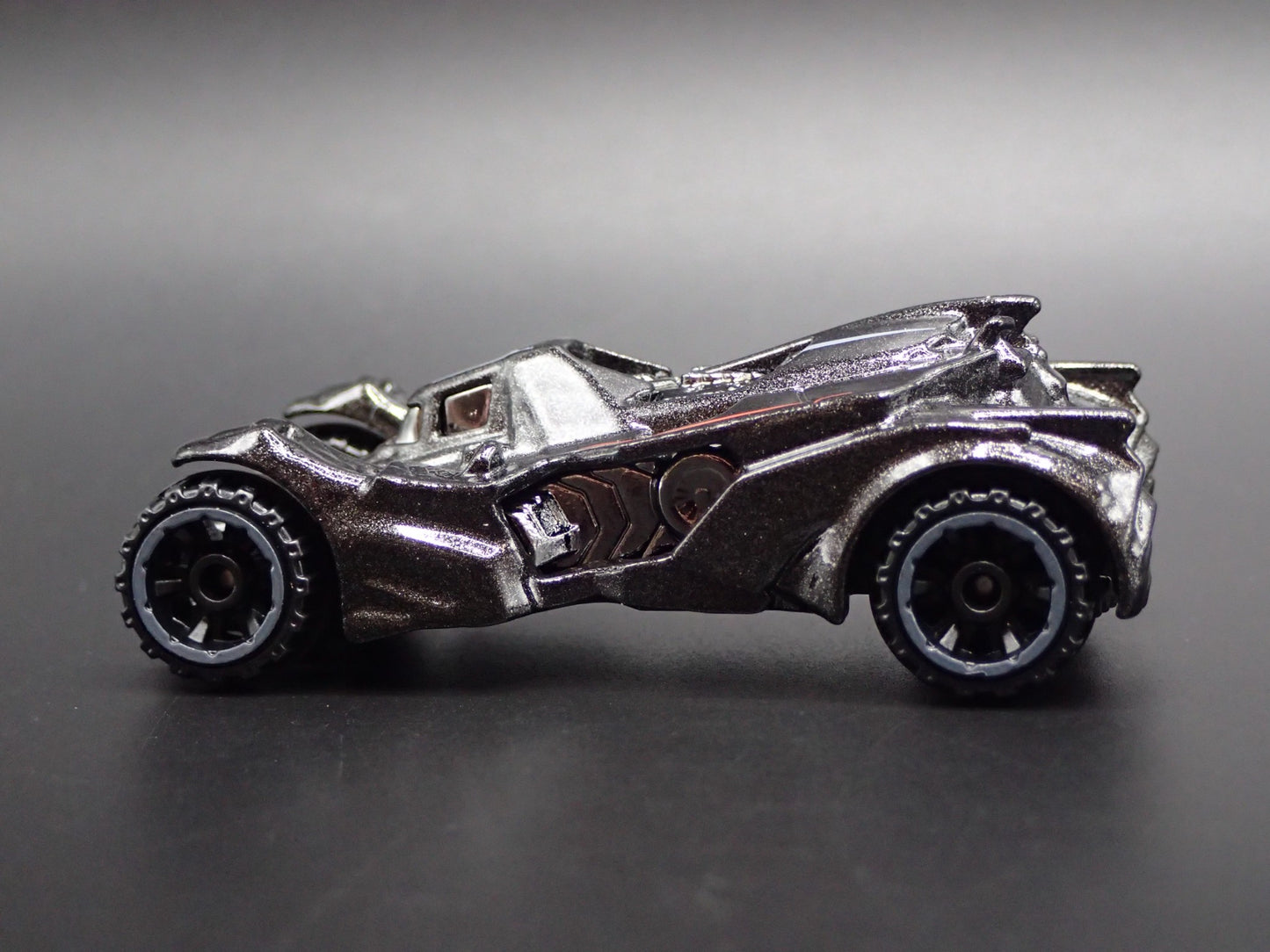 BATMAN ARKHAM KNIGHT BATMOBILE 1:64 SCALE COLLECTIBLE DIORAMA DIECAST MODEL CAR