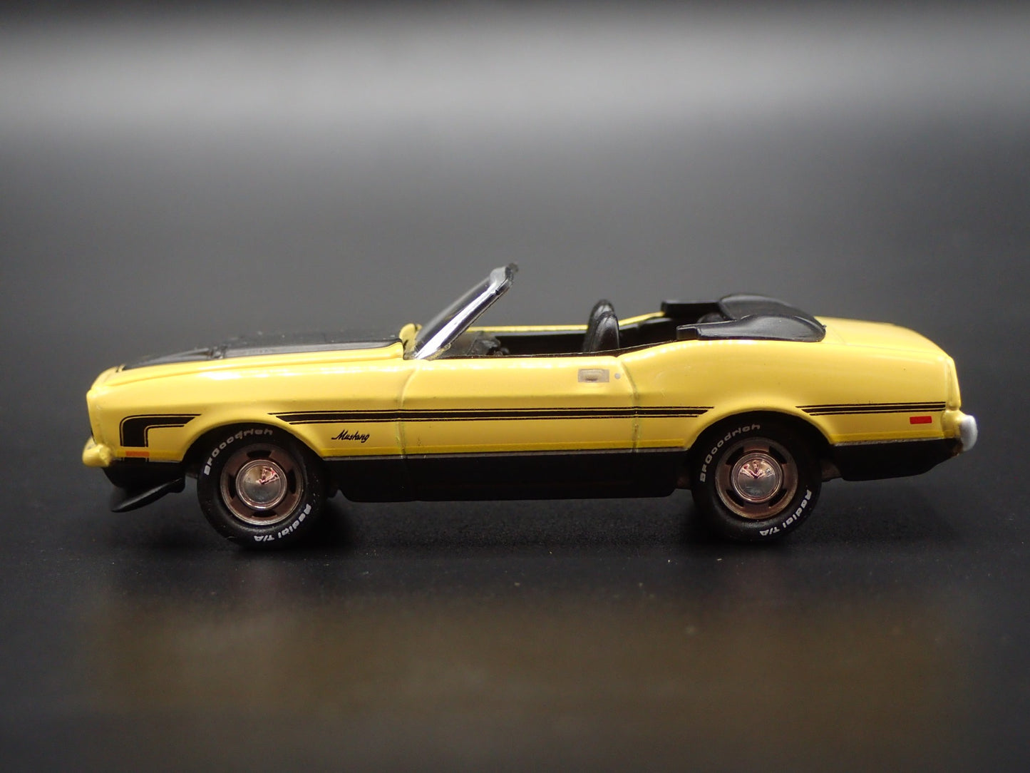1972 72 FORD MUSTANG CONVERTIBLE YELLOW 1/64 SCALE DIORAMA DIECAST MODEL CAR