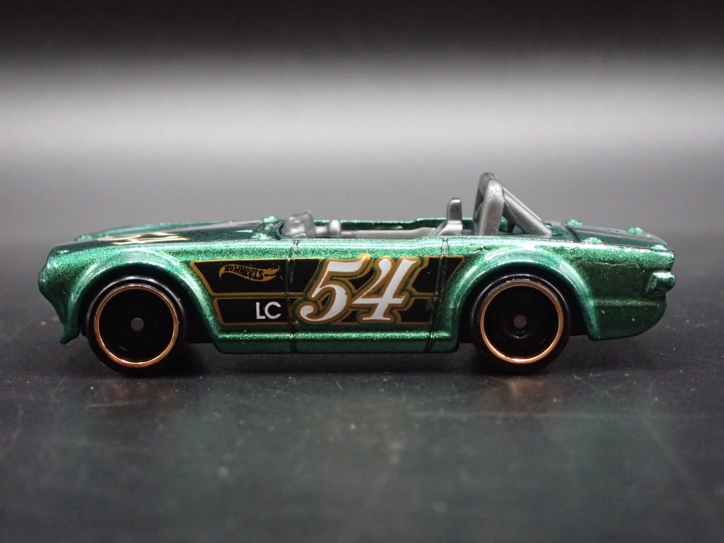 1968-1976 TRIUMPH TR6 CONVERTIBLE GREEN 1:64 SCALE DIORAMA DIECAST MODEL CAR