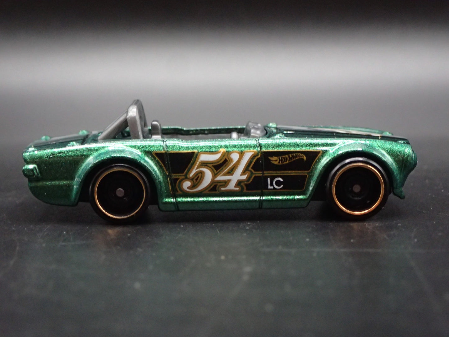 1968-1976 TRIUMPH TR6 CONVERTIBLE GREEN 1:64 SCALE DIORAMA DIECAST MODEL CAR