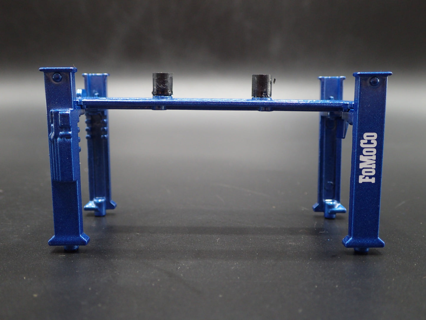 FOMOCO 1:64 SCALE AUTO SHOP MECHANIC GARAGE 4 POST CAR LIFT MODEL DIECAST PROP