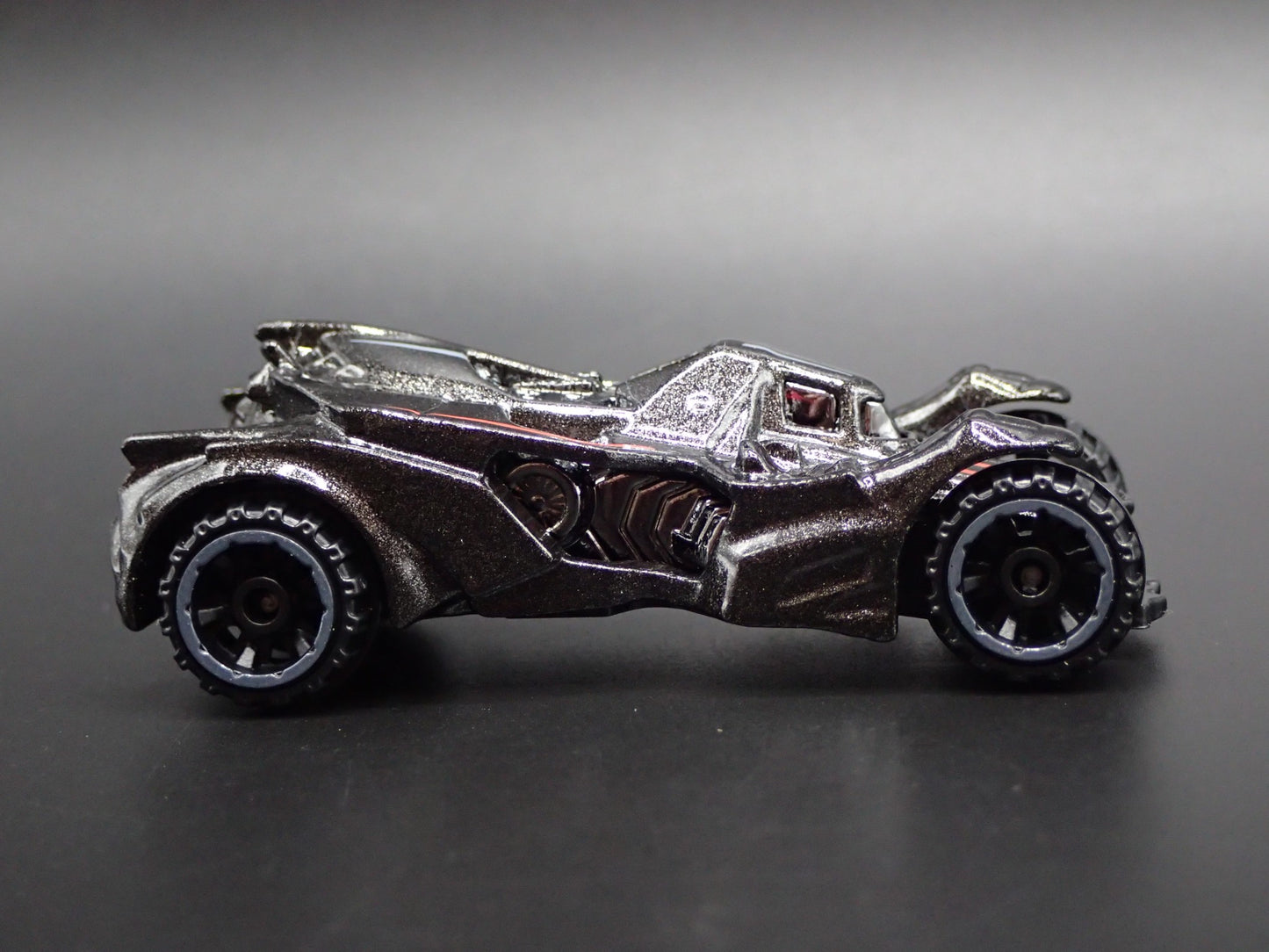 BATMAN ARKHAM KNIGHT BATMOBILE 1:64 SCALE COLLECTIBLE DIORAMA DIECAST MODEL CAR