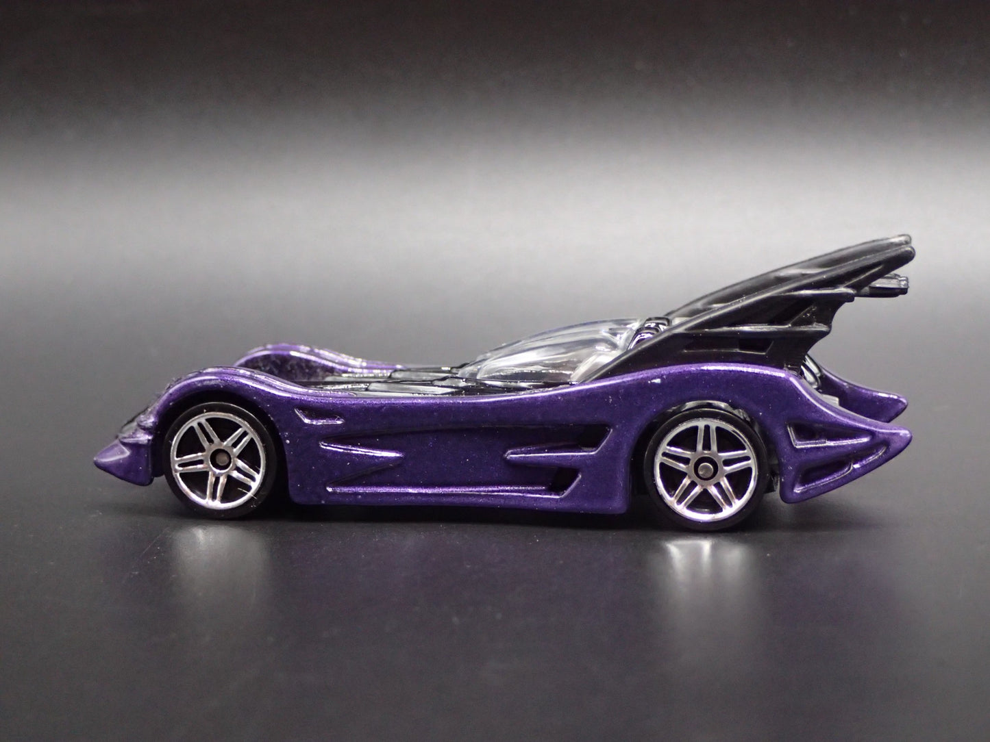 BATMAN BATMOBILE RARE 1:64 SCALE COLLECTIBLE DIORAMA DIECAST MODEL CAR