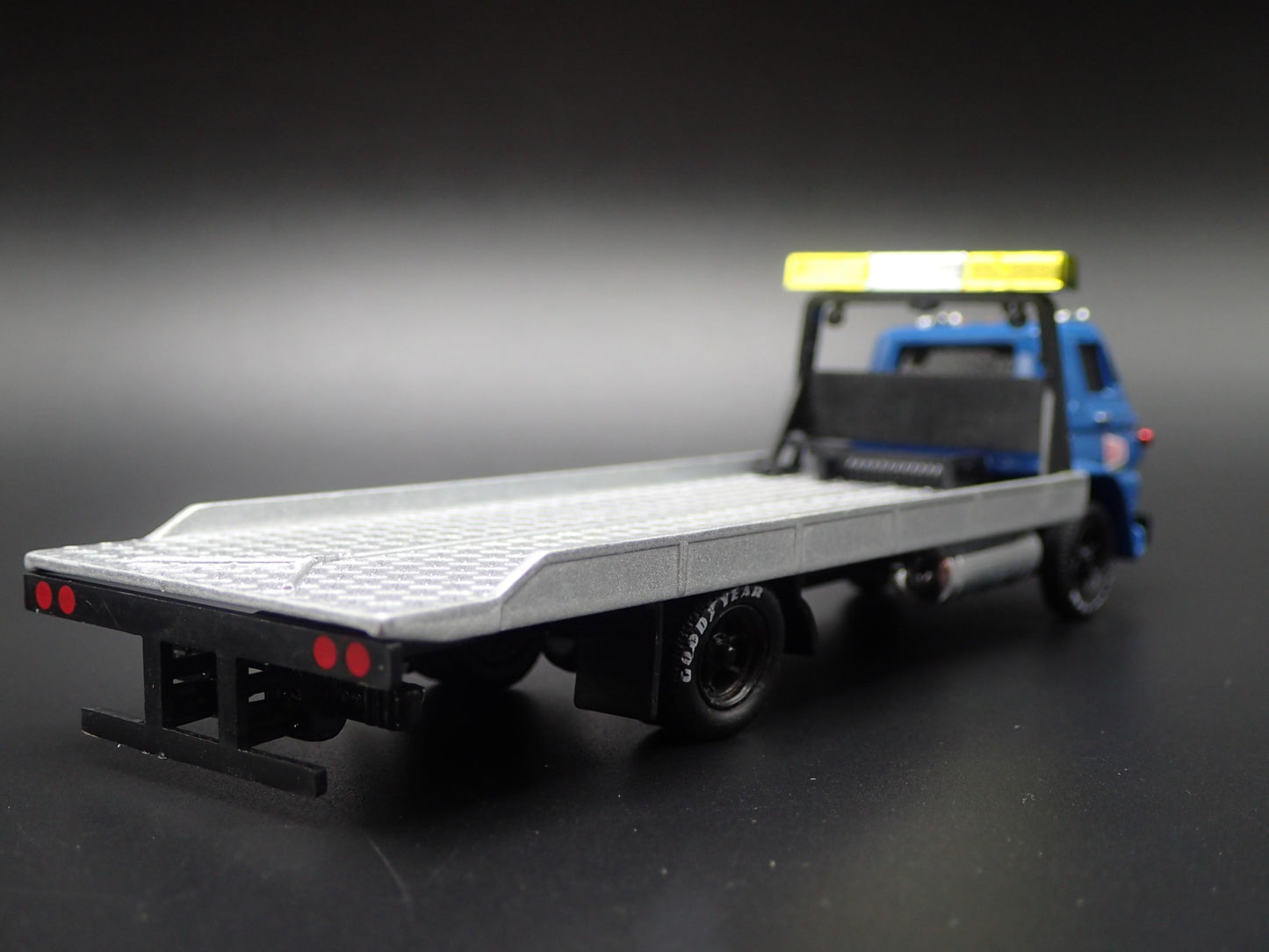 1970 70 DODGE L600 COE FLATBED RAMP TRUCK HOLLEY 1:64 SCALE DIECAST MODEL CAR