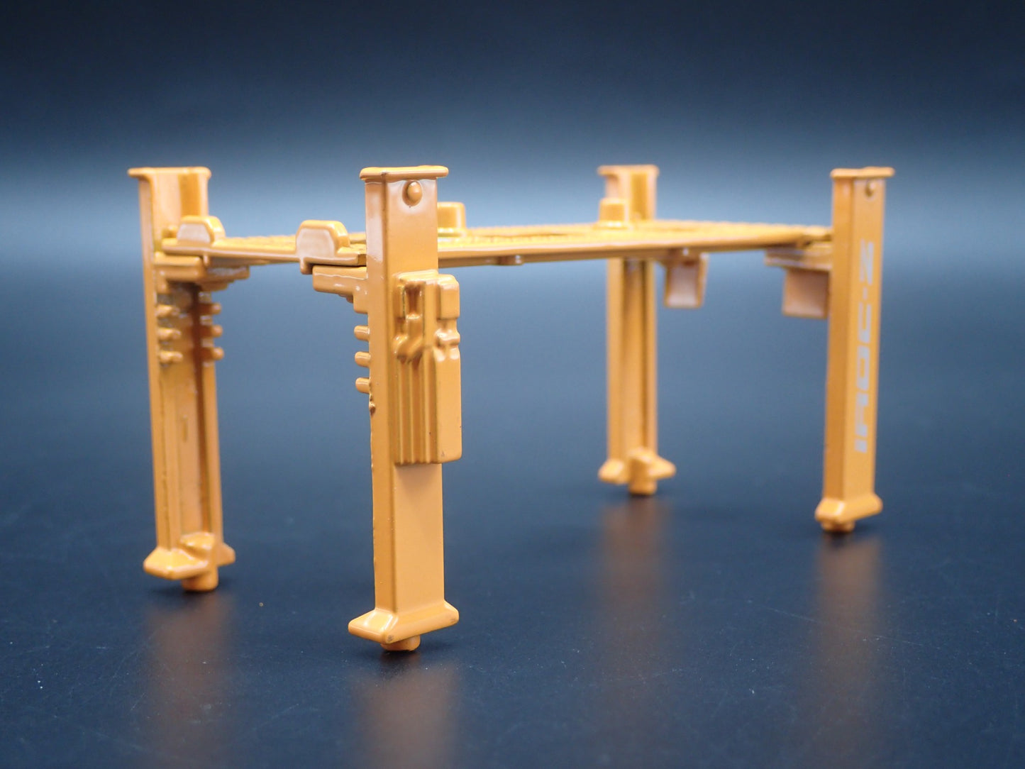 IROC-Z 1:64 SCALE AUTO SHOP MECHANIC GARAGE 4 POST CAR LIFT DIORAMA DIECAST PROP