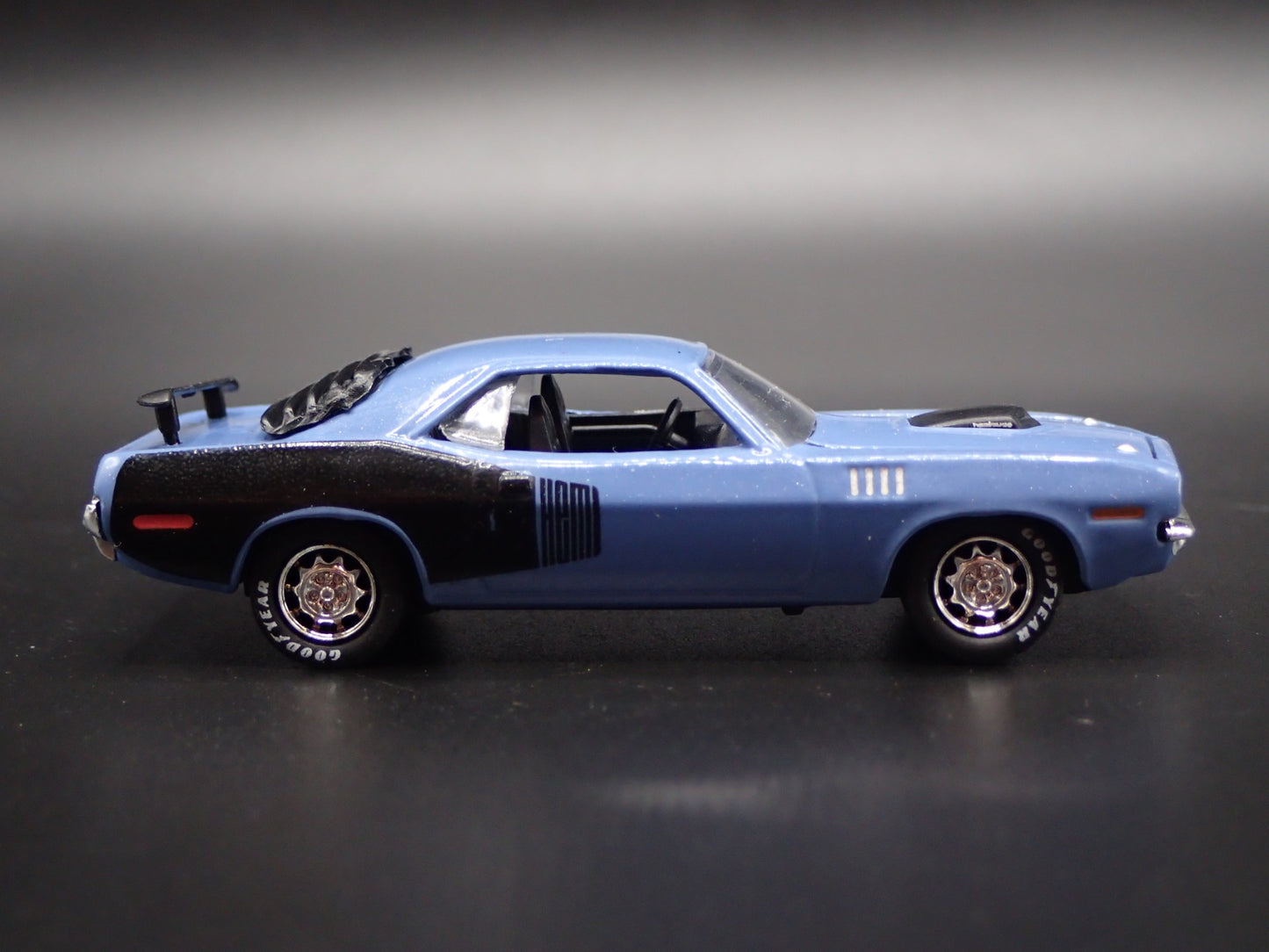 1971 71 PLYMOUTH HEMI CUDA BLUE 1/64 SCALE COLLECTIBLE DIORAMA DIECAST MODEL CAR