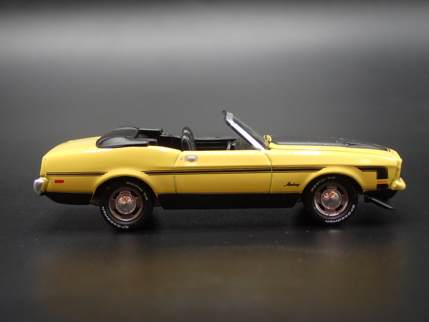 1972 72 FORD MUSTANG CONVERTIBLE YELLOW 1/64 SCALE DIORAMA DIECAST MODEL CAR