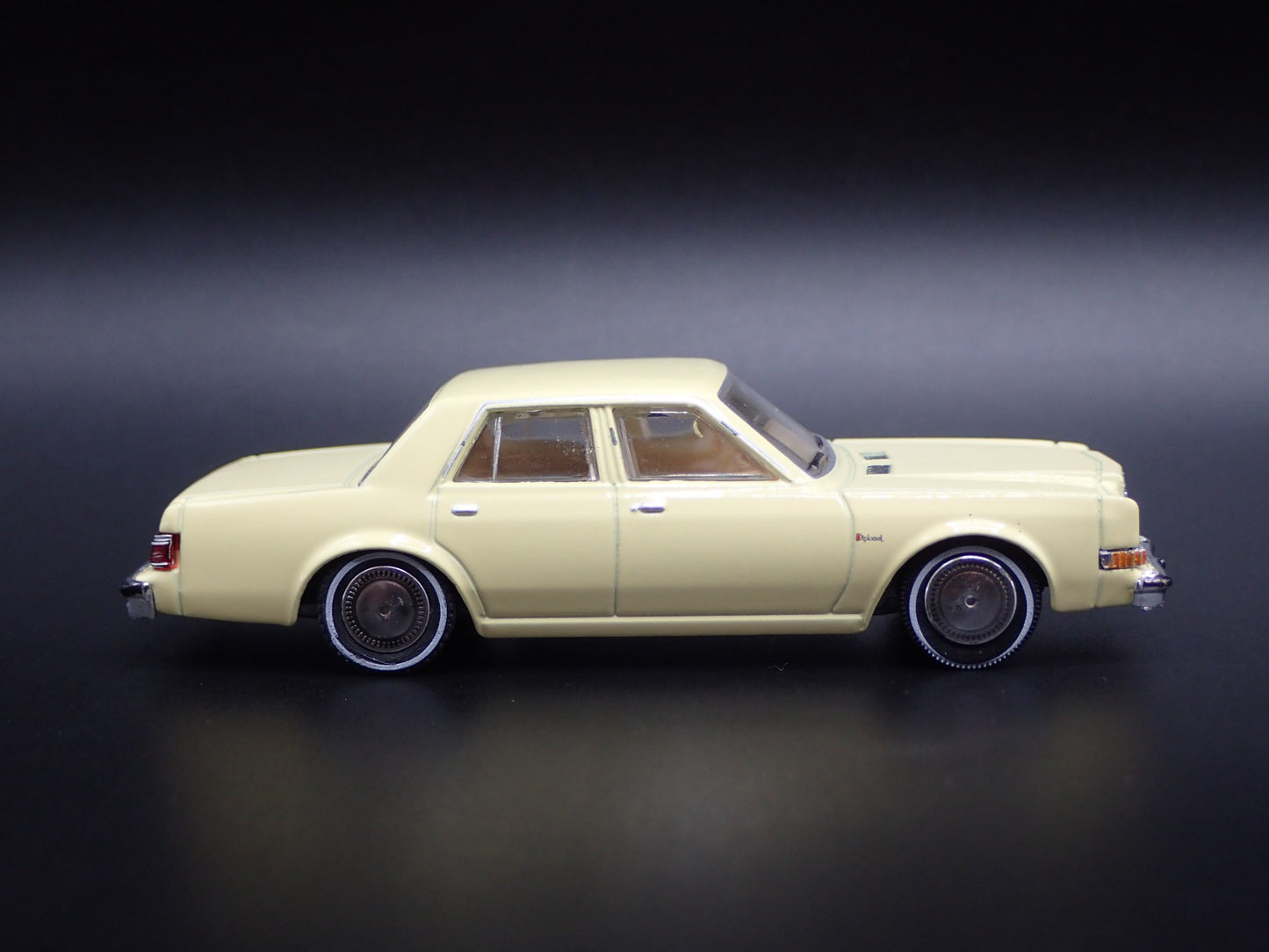 1981 81 DODGE DIPLOMAT 4 FOUR DOOR YELLOW 1:64 SCALE DIORAMA DIECAST MODEL CAR