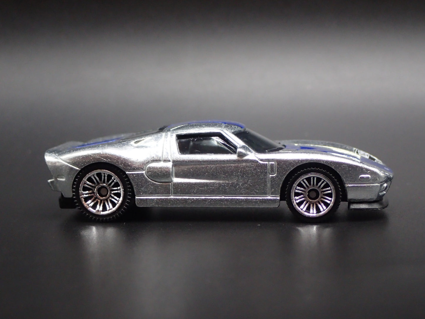 2005-2006 FORD GT SILVER 1:64 SCALE COLLECTIBLE DIORAMA DIECAST MODEL CAR