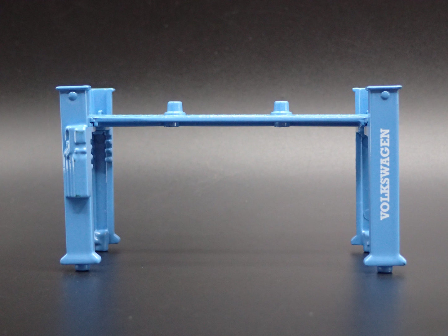 VOLKSWAGEN VW 1:64 SCALE AUTO SHOP MECHANIC GARAGE 4 POST CAR LIFT MODEL DIECAST