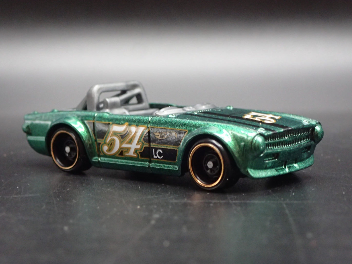 1968-1976 TRIUMPH TR6 CONVERTIBLE GREEN 1:64 SCALE DIORAMA DIECAST MODEL CAR