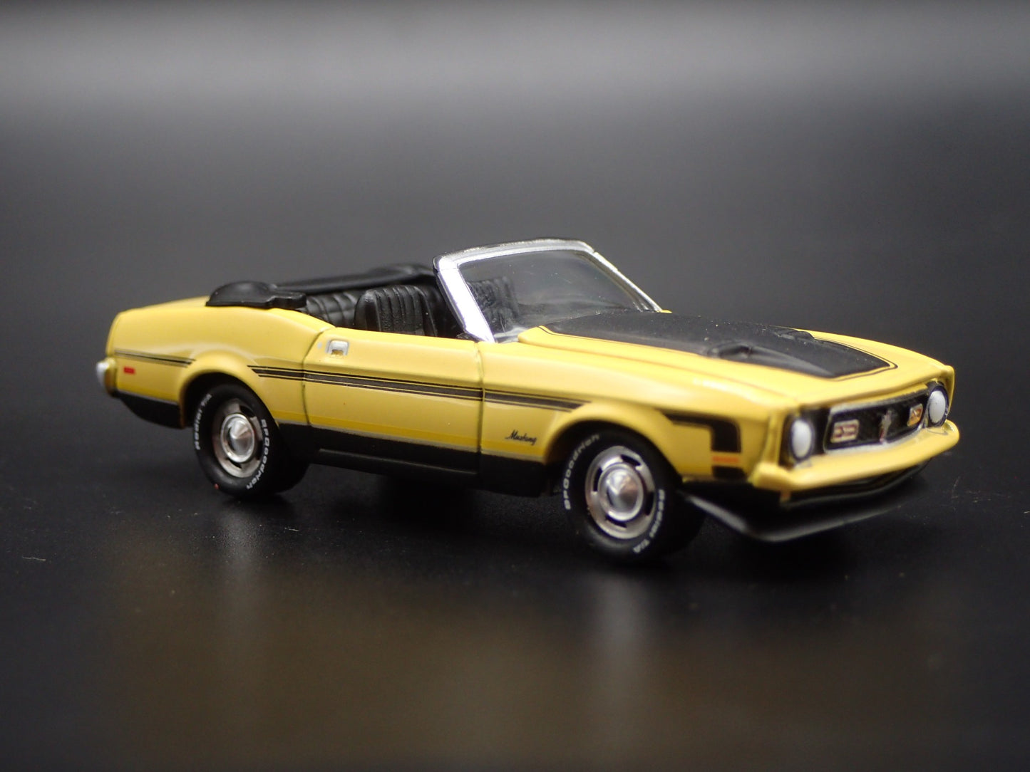 1972 72 FORD MUSTANG CONVERTIBLE YELLOW 1/64 SCALE DIORAMA DIECAST MODEL CAR
