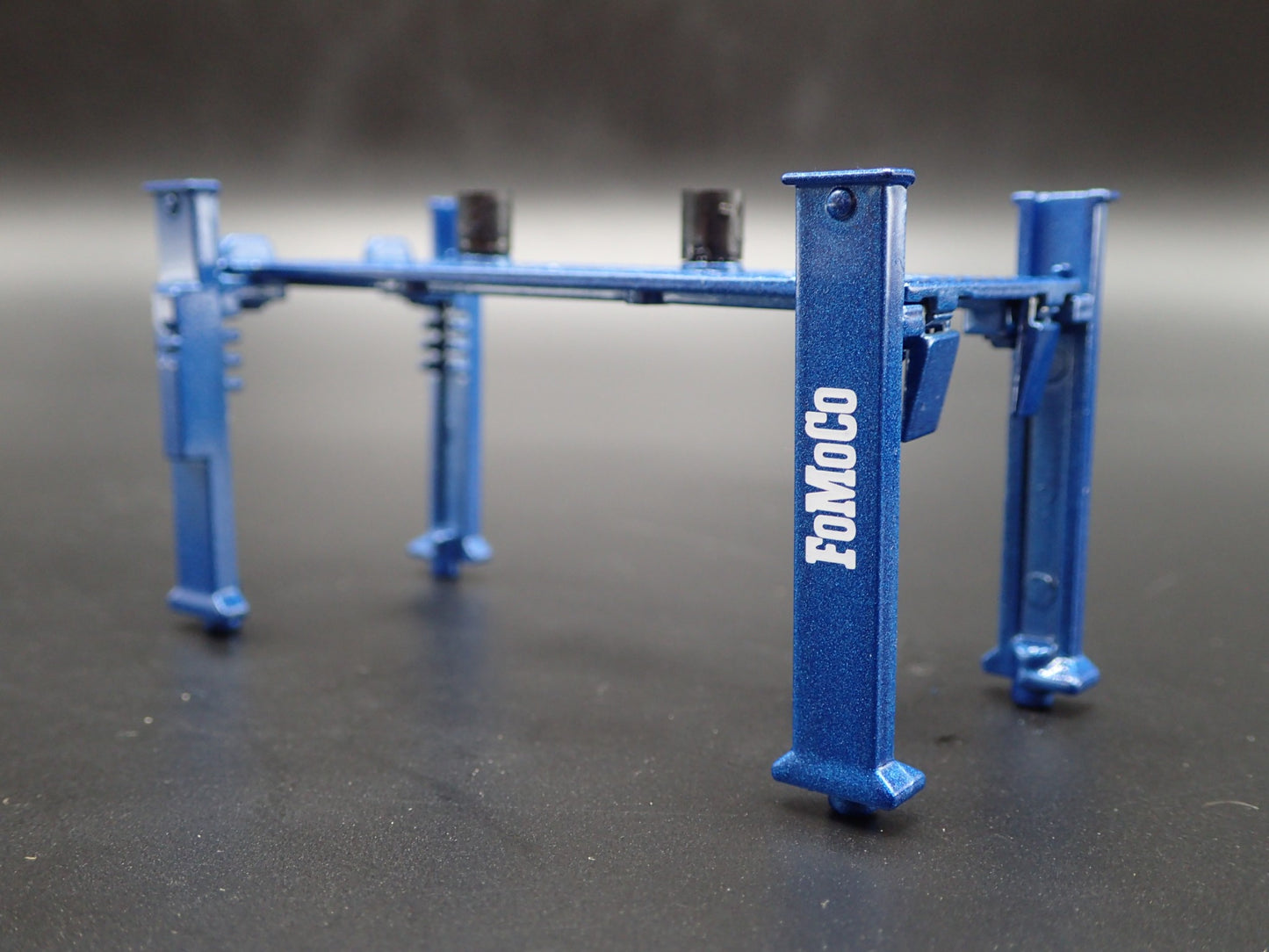 FOMOCO 1:64 SCALE AUTO SHOP MECHANIC GARAGE 4 POST CAR LIFT MODEL DIECAST PROP