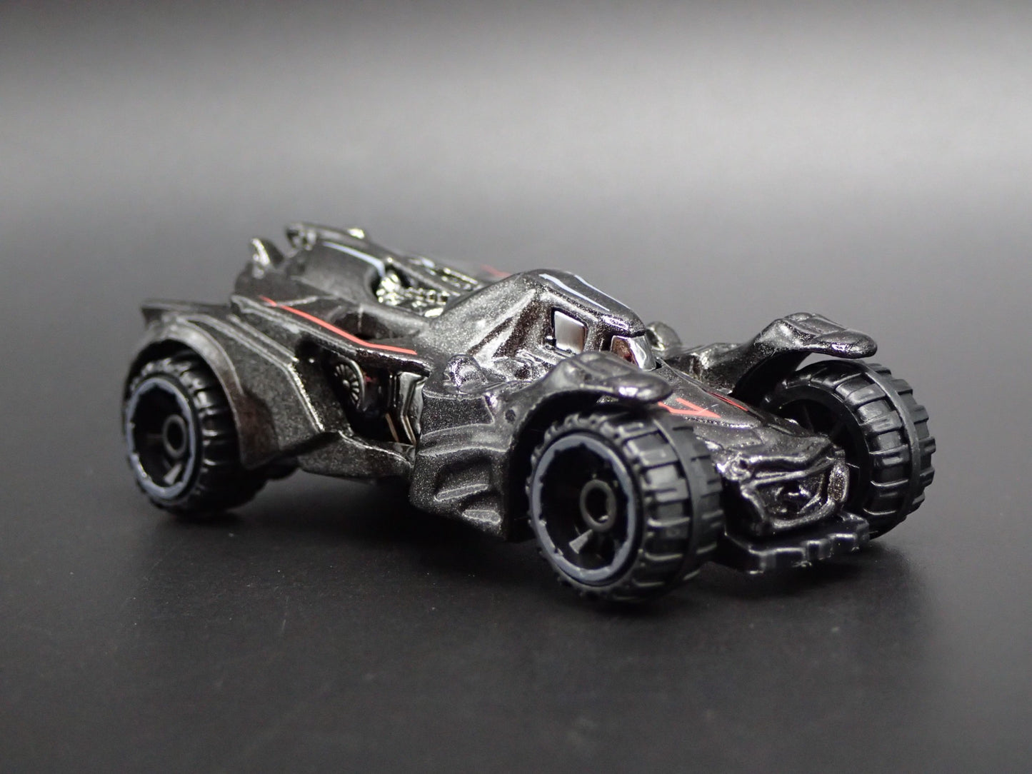 BATMAN ARKHAM KNIGHT BATMOBILE 1:64 SCALE COLLECTIBLE DIORAMA DIECAST MODEL CAR