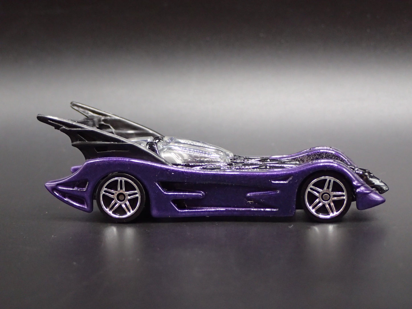 BATMAN BATMOBILE RARE 1:64 SCALE COLLECTIBLE DIORAMA DIECAST MODEL CAR