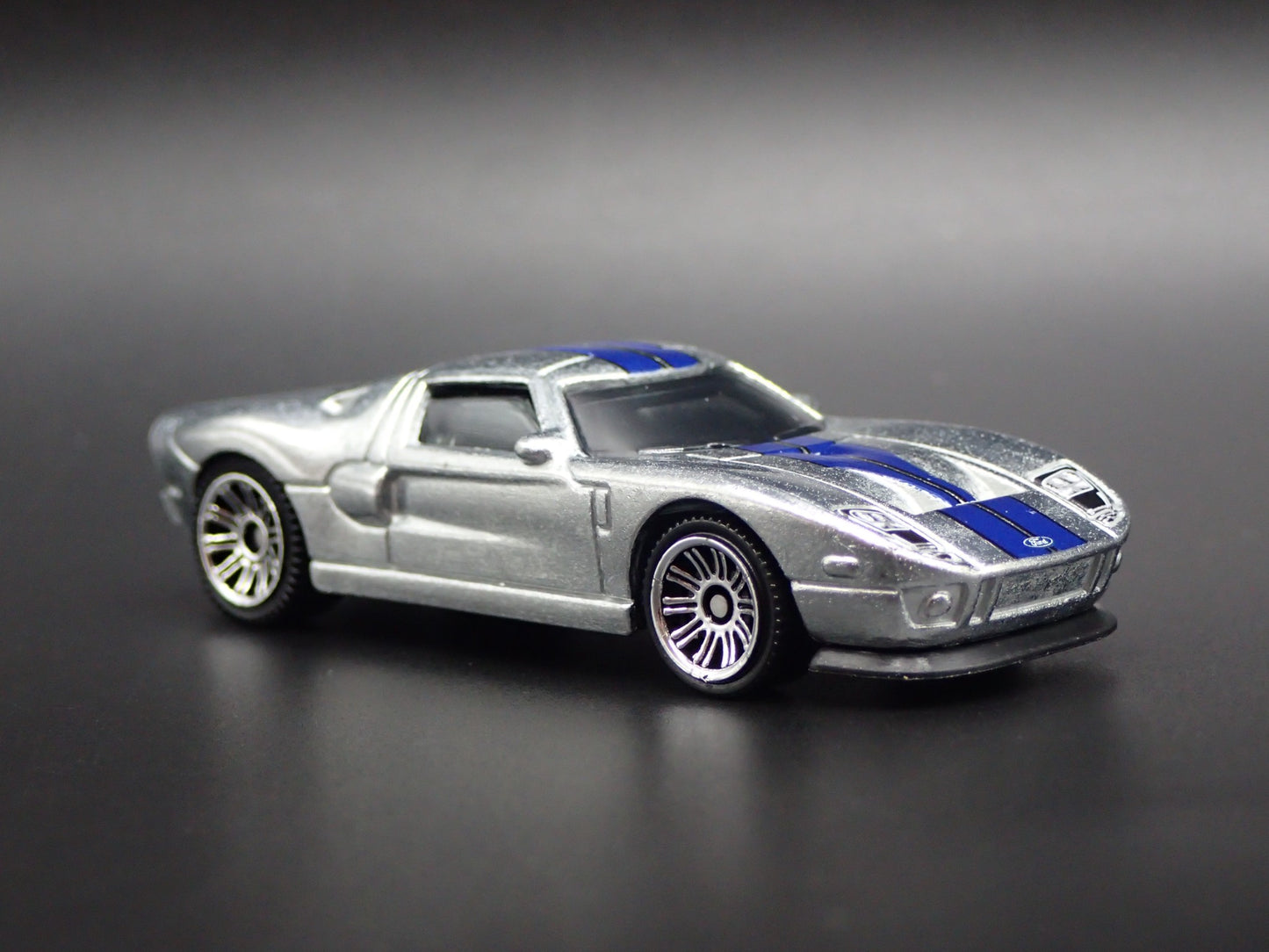 2005-2006 FORD GT SILVER 1:64 SCALE COLLECTIBLE DIORAMA DIECAST MODEL CAR