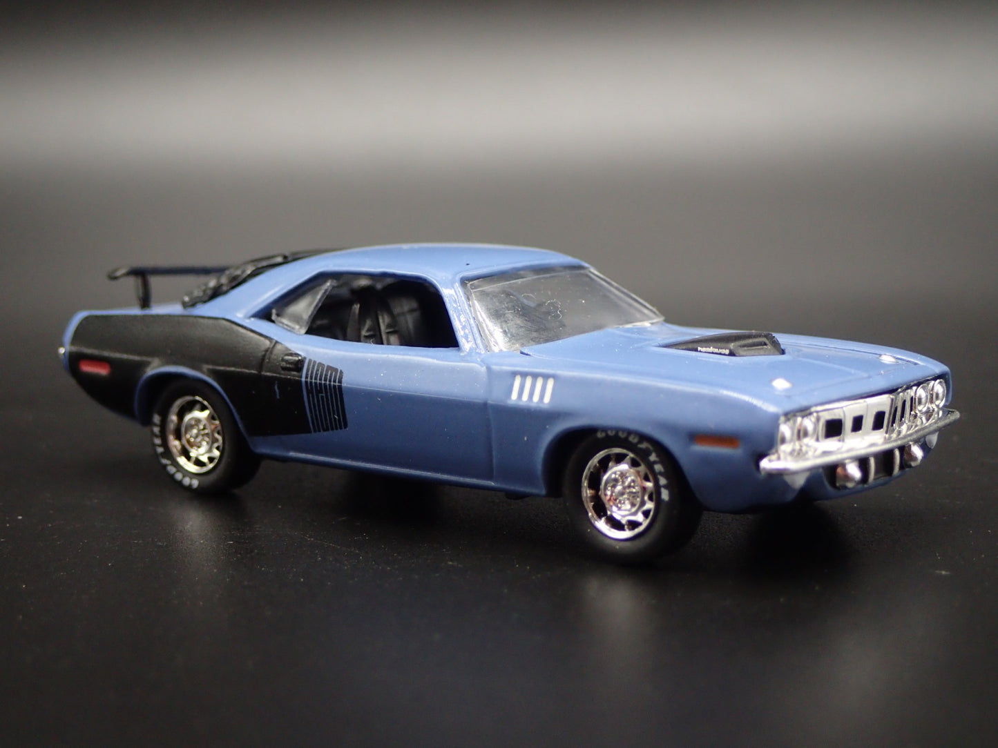 1971 71 PLYMOUTH HEMI CUDA BLUE 1/64 SCALE COLLECTIBLE DIORAMA DIECAST MODEL CAR