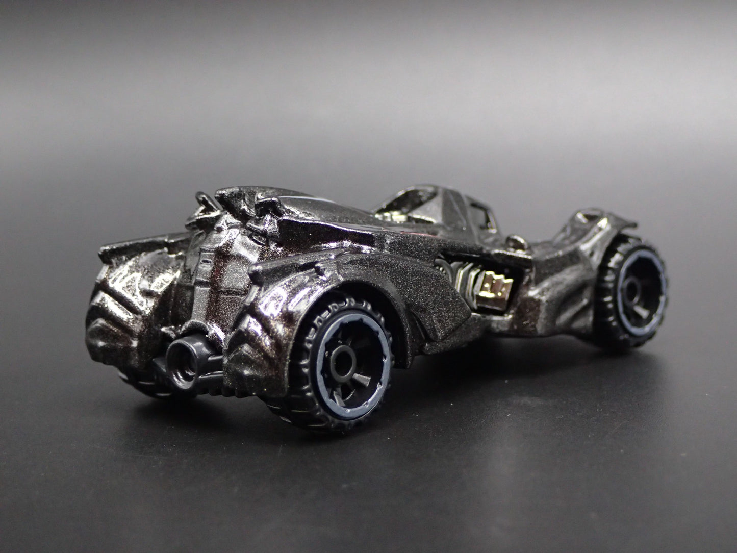 BATMAN ARKHAM KNIGHT BATMOBILE 1:64 SCALE COLLECTIBLE DIORAMA DIECAST MODEL CAR