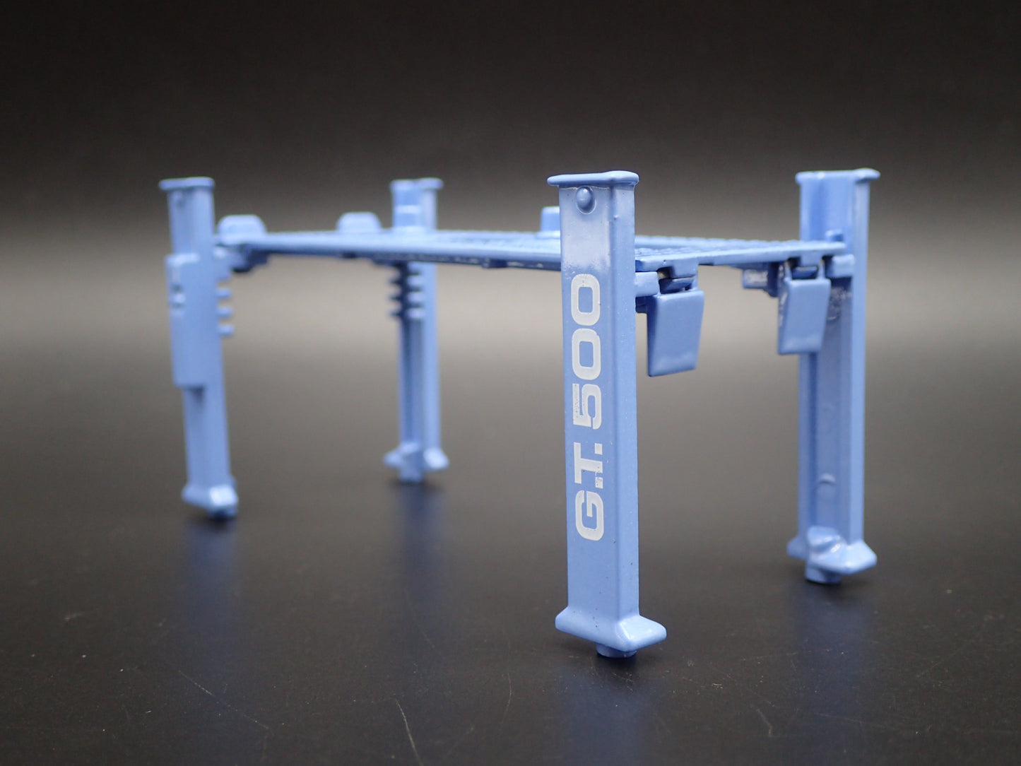 SHELBY GT500 1:64 SCALE AUTO SHOP MECHANIC GARAGE 4 POST CAR LIFT DIORAMA MODEL