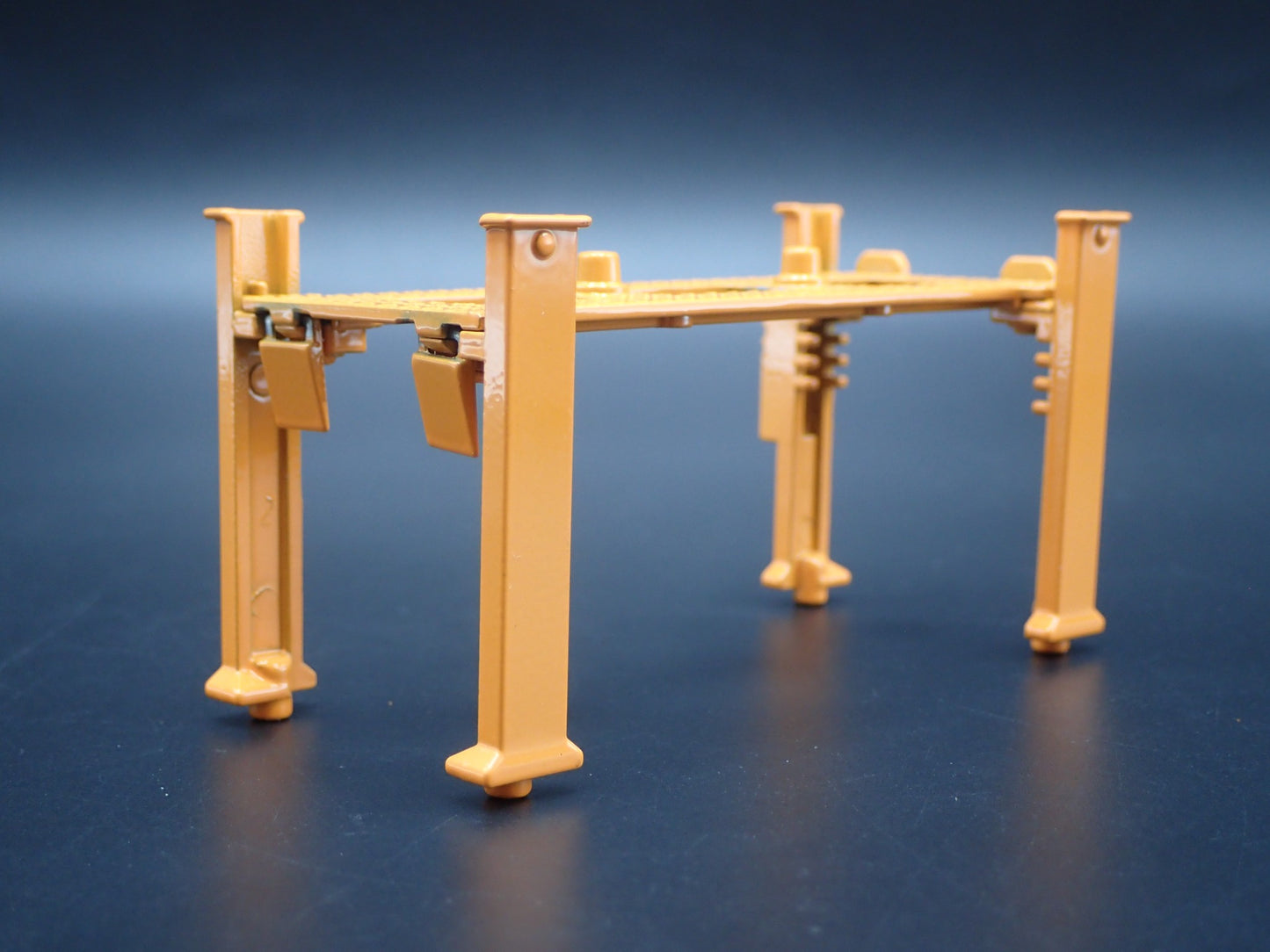 IROC-Z 1:64 SCALE AUTO SHOP MECHANIC GARAGE 4 POST CAR LIFT DIORAMA DIECAST PROP