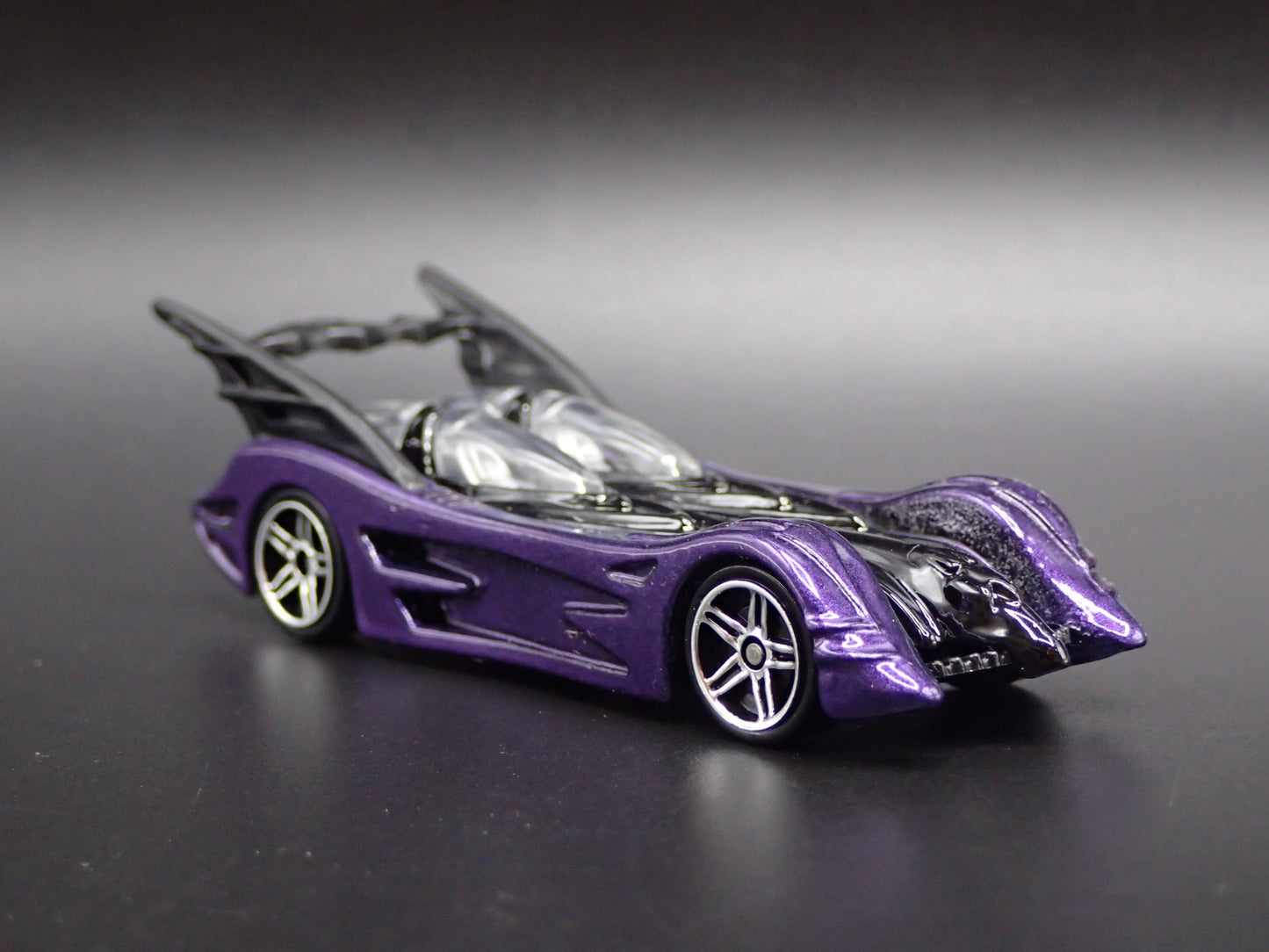 BATMAN BATMOBILE RARE 1:64 SCALE COLLECTIBLE DIORAMA DIECAST MODEL CAR