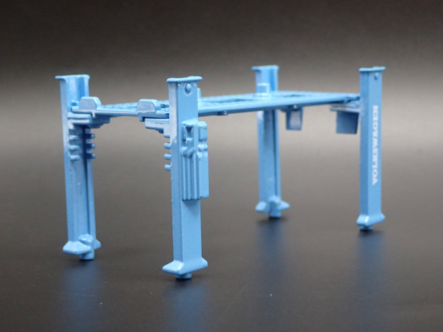 VOLKSWAGEN VW 1:64 SCALE AUTO SHOP MECHANIC GARAGE 4 POST CAR LIFT MODEL DIECAST