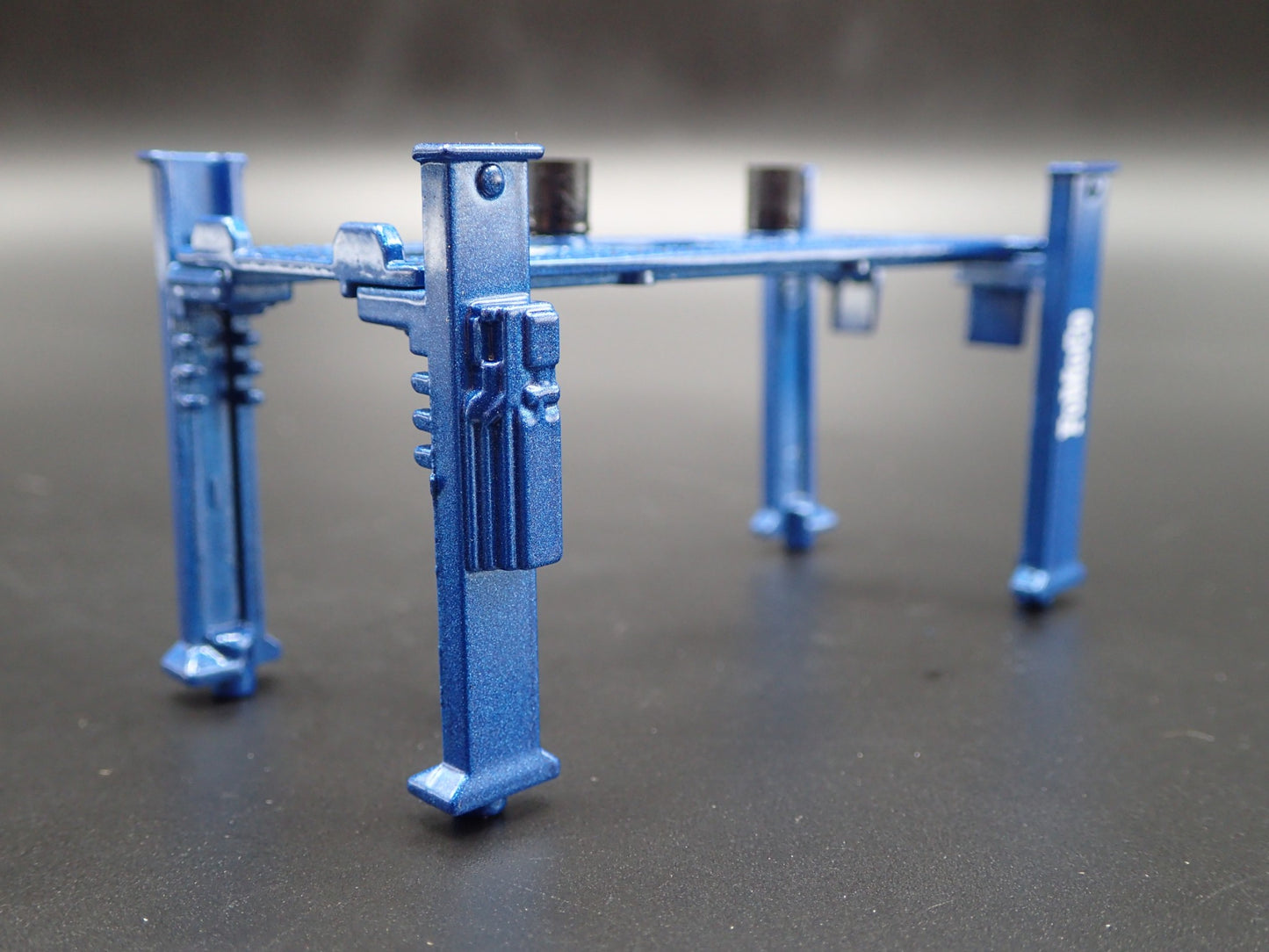 FOMOCO 1:64 SCALE AUTO SHOP MECHANIC GARAGE 4 POST CAR LIFT MODEL DIECAST PROP