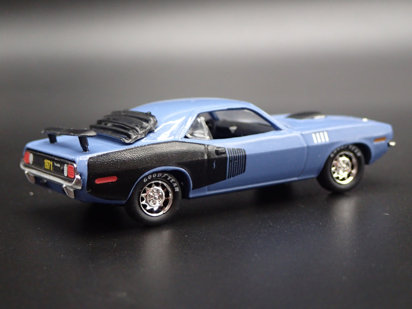 1971 71 PLYMOUTH HEMI CUDA BLUE 1/64 SCALE COLLECTIBLE DIORAMA DIECAST MODEL CAR