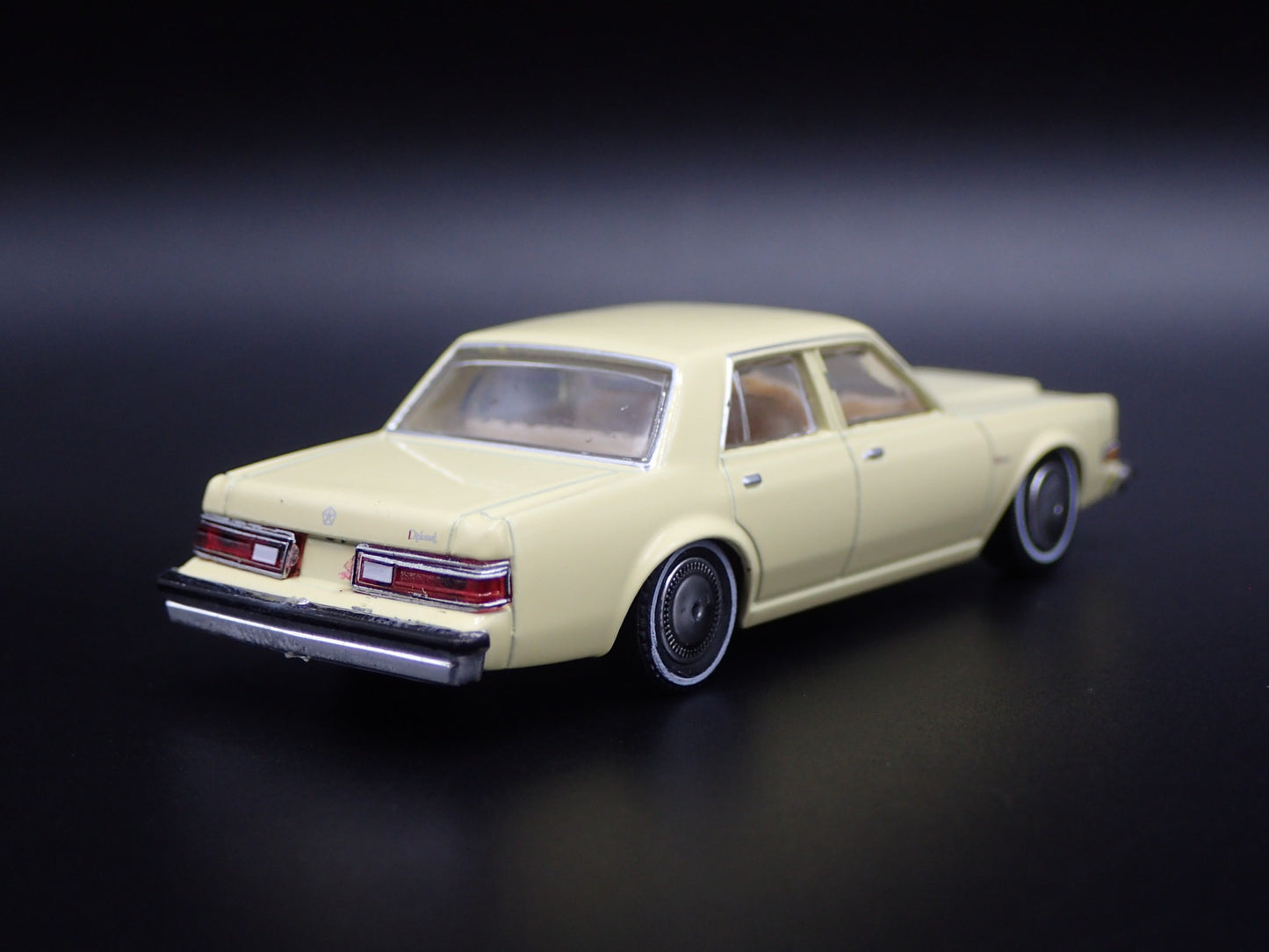 1981 81 DODGE DIPLOMAT 4 FOUR DOOR YELLOW 1:64 SCALE DIORAMA DIECAST MODEL CAR