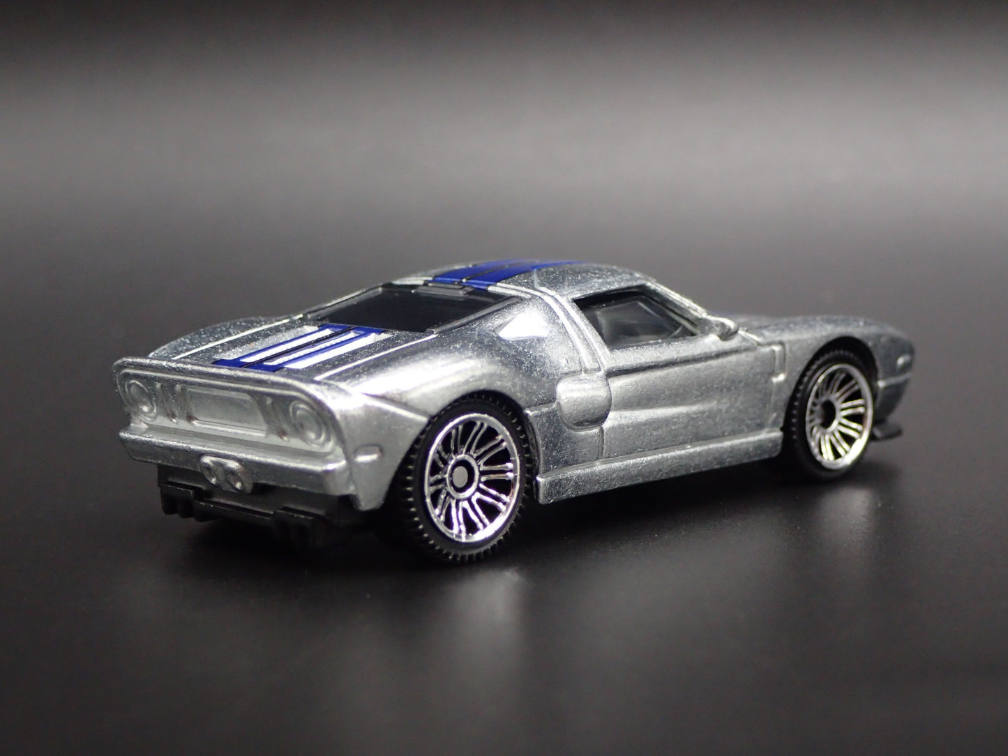 2005-2006 FORD GT SILVER 1:64 SCALE COLLECTIBLE DIORAMA DIECAST MODEL CAR
