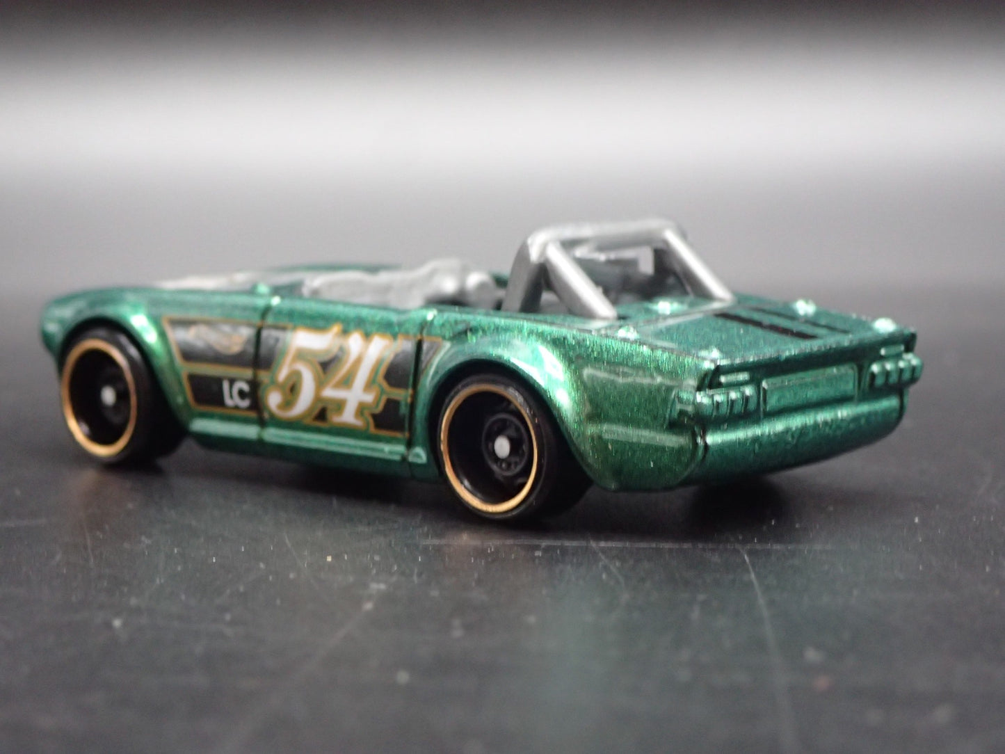 1968-1976 TRIUMPH TR6 CONVERTIBLE GREEN 1:64 SCALE DIORAMA DIECAST MODEL CAR