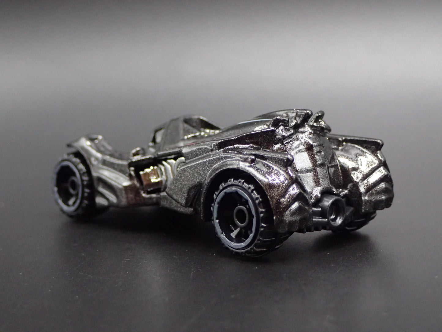 BATMAN ARKHAM KNIGHT BATMOBILE 1:64 SCALE COLLECTIBLE DIORAMA DIECAST MODEL CAR