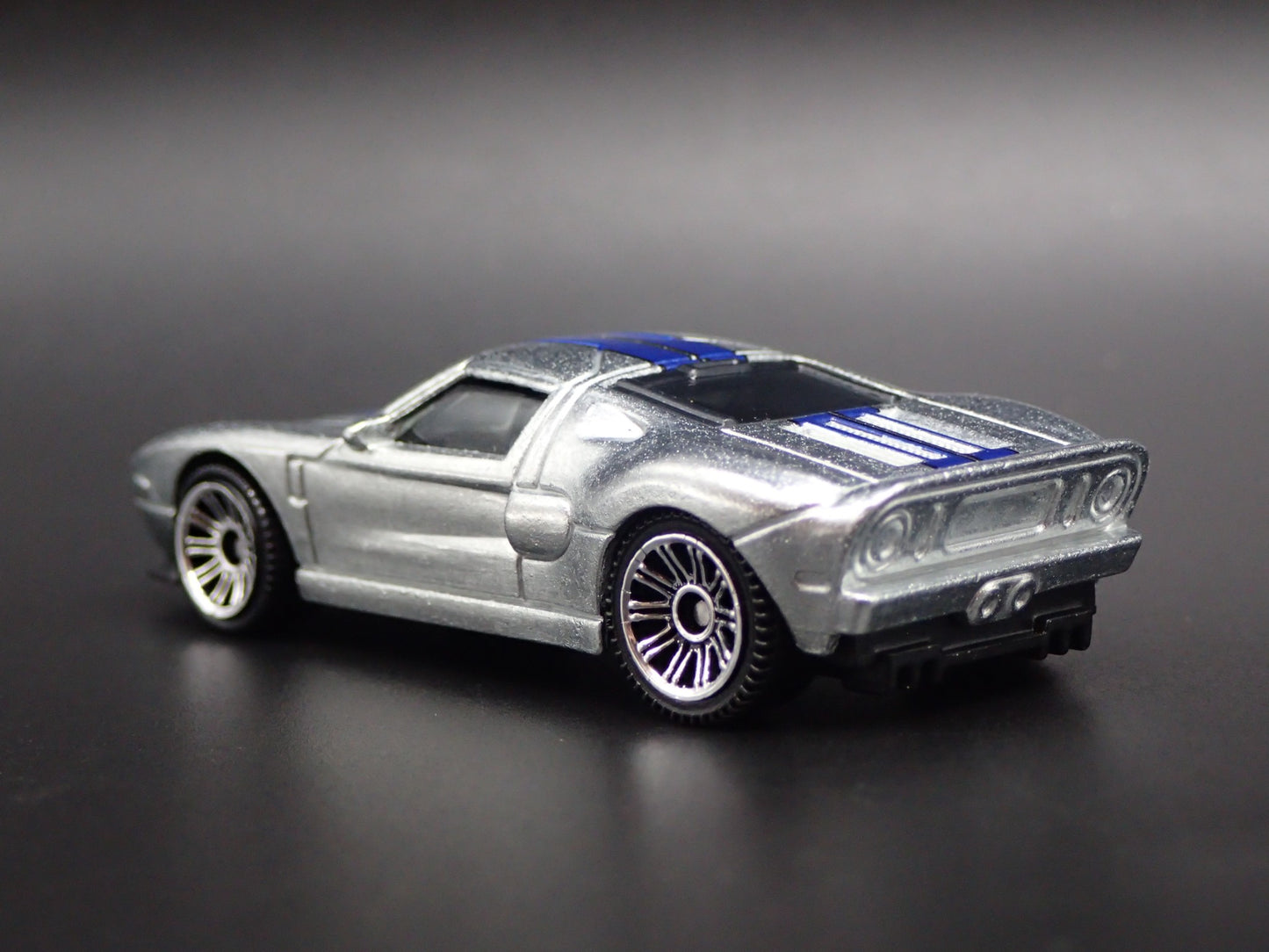 2005-2006 FORD GT SILVER 1:64 SCALE COLLECTIBLE DIORAMA DIECAST MODEL CAR