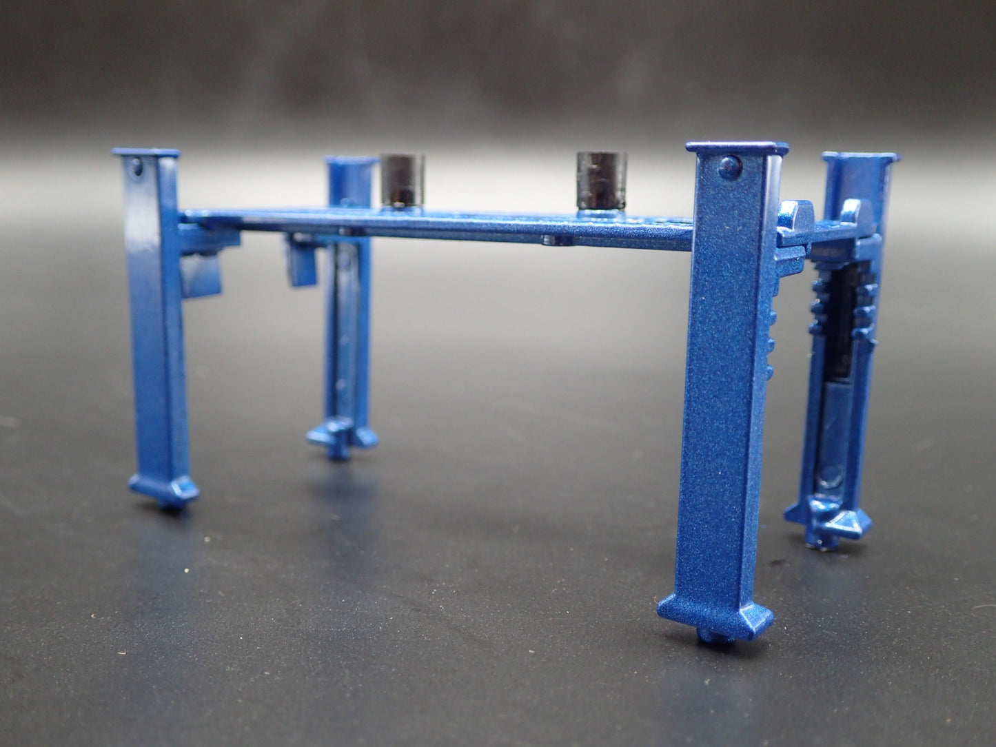 FOMOCO 1:64 SCALE AUTO SHOP MECHANIC GARAGE 4 POST CAR LIFT MODEL DIECAST PROP