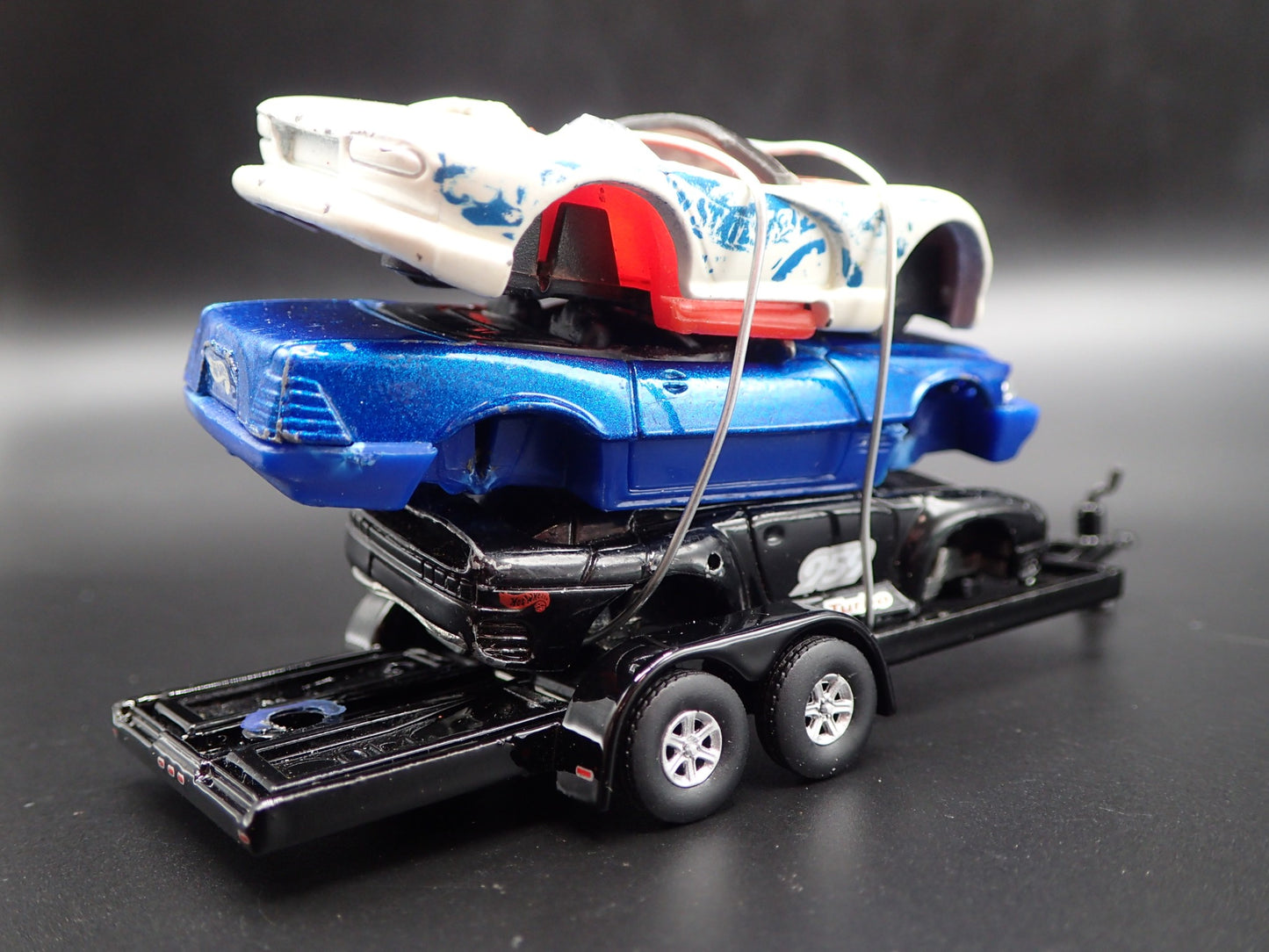 SPORTS CARS 3 CARS CRUSHED ON A FLATBED TRAILER 1:64 SCALE DIECAST MODEL CAR