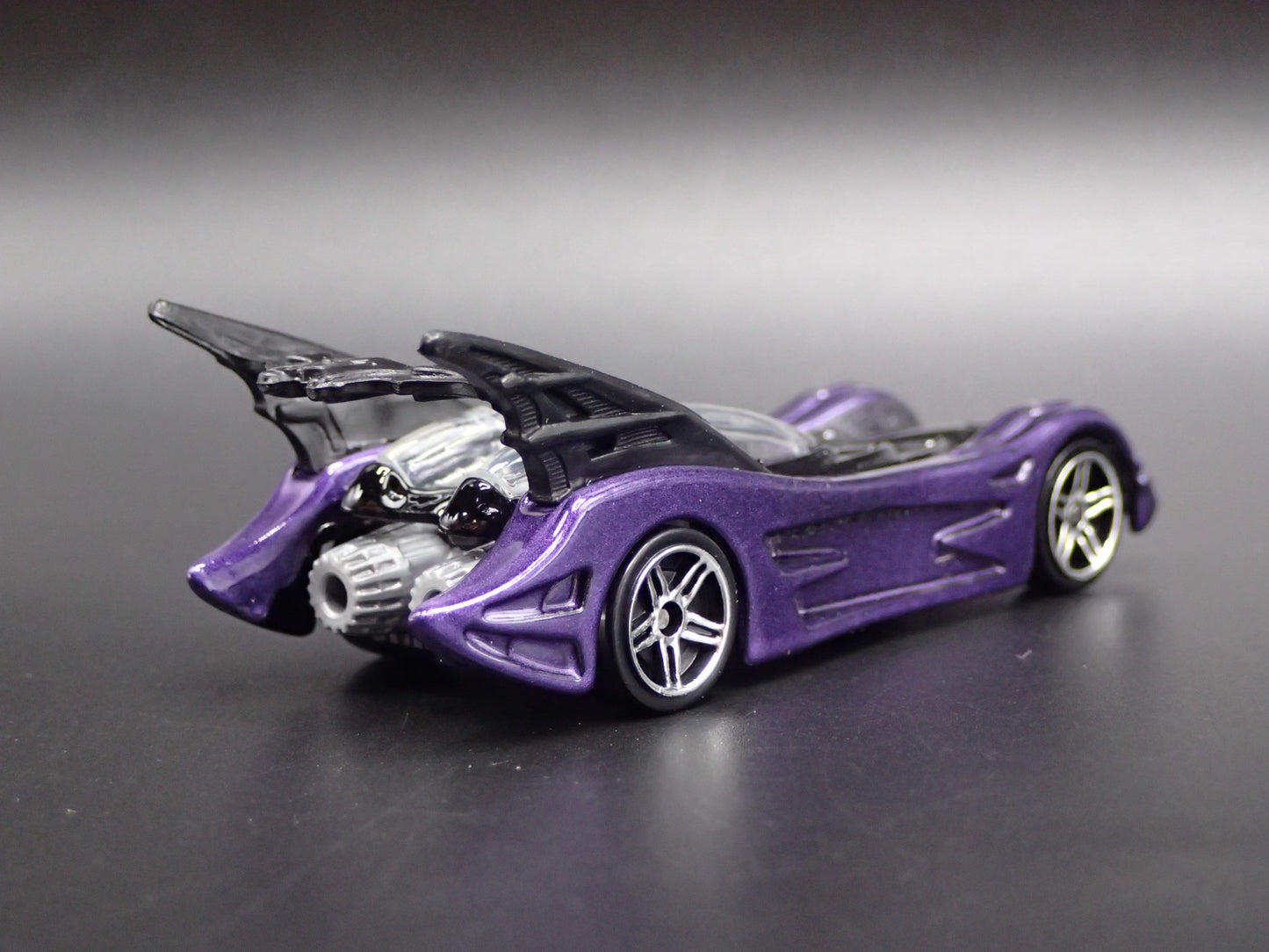 BATMAN BATMOBILE RARE 1:64 SCALE COLLECTIBLE DIORAMA DIECAST MODEL CAR