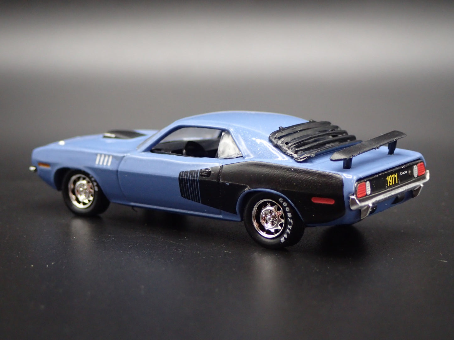 1971 71 PLYMOUTH HEMI CUDA BLUE 1/64 SCALE COLLECTIBLE DIORAMA DIECAST MODEL CAR