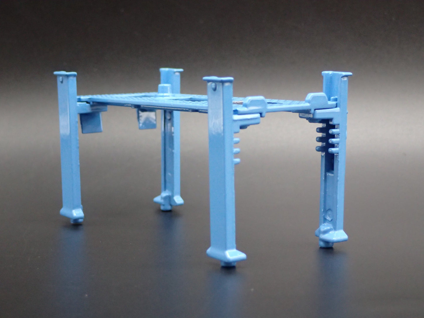 VOLKSWAGEN VW 1:64 SCALE AUTO SHOP MECHANIC GARAGE 4 POST CAR LIFT MODEL DIECAST