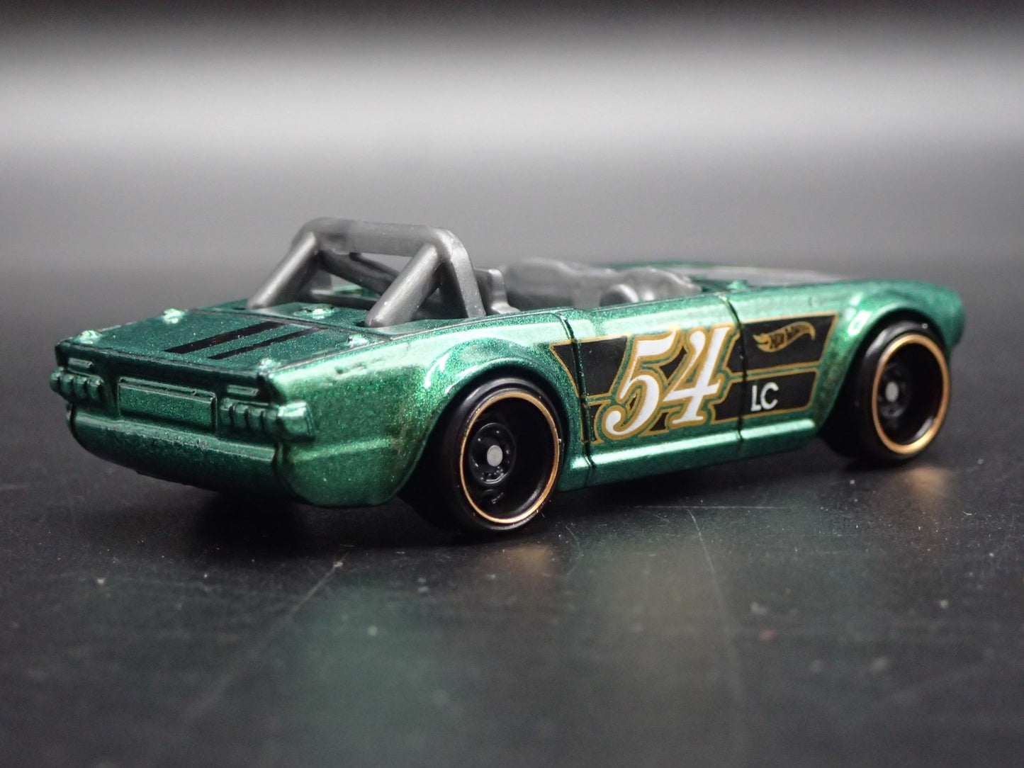 1968-1976 TRIUMPH TR6 CONVERTIBLE GREEN 1:64 SCALE DIORAMA DIECAST MODEL CAR