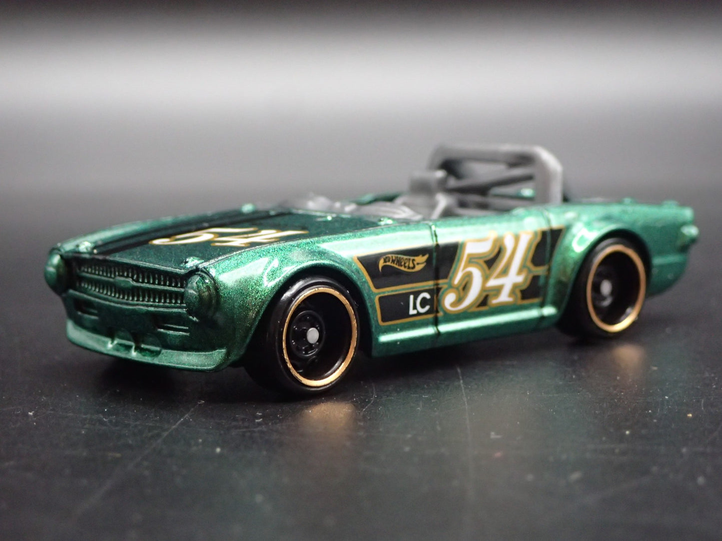 1968-1976 TRIUMPH TR6 CONVERTIBLE GREEN 1:64 SCALE DIORAMA DIECAST MODEL CAR